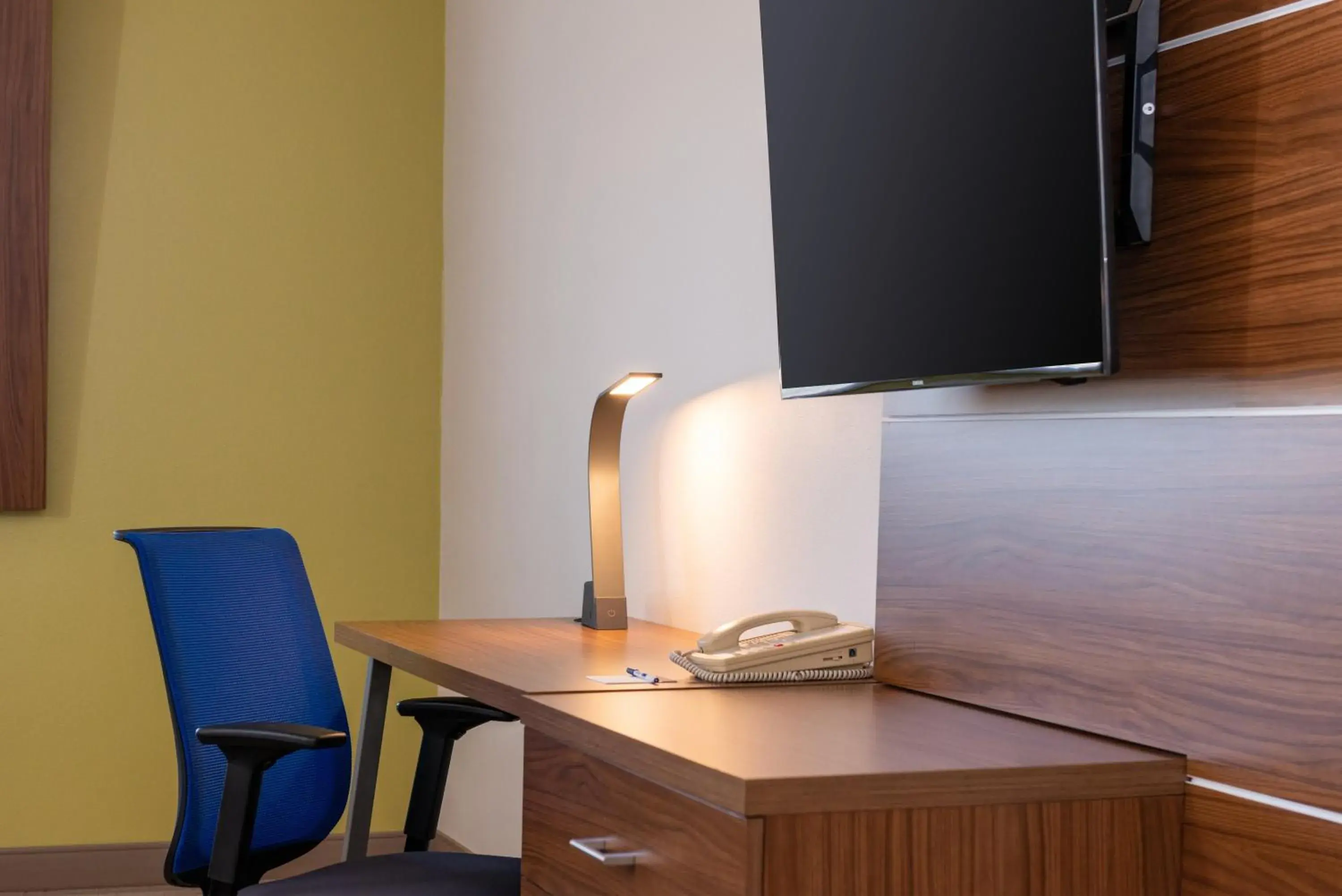 Standard King Room in Holiday Inn Express Hotel & Suites Gunnison by IHG Standard King Room in Holiday Inn Express Hotel & Suites Gunnison by IHG