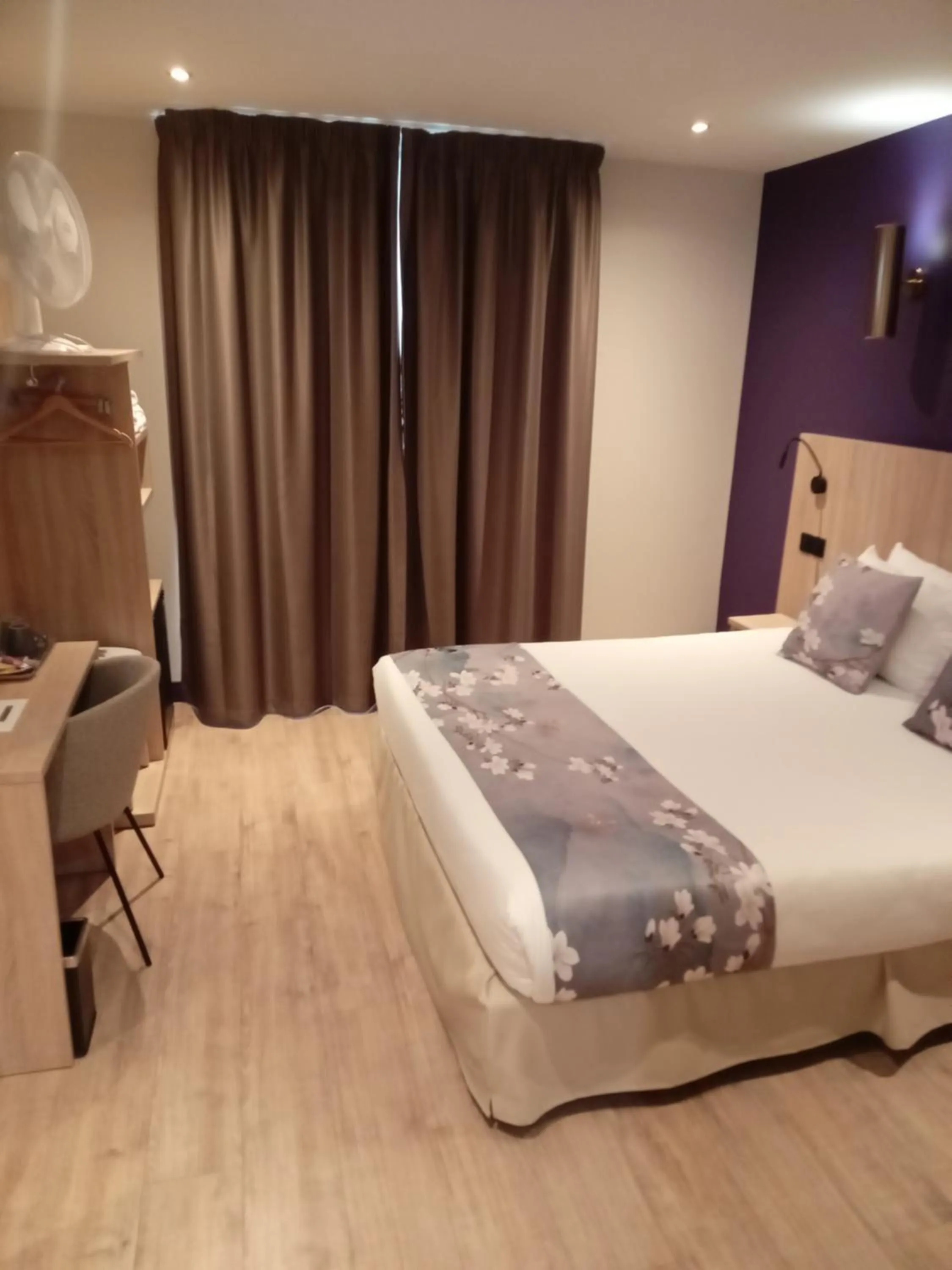 Bed in Hotel Modern Est