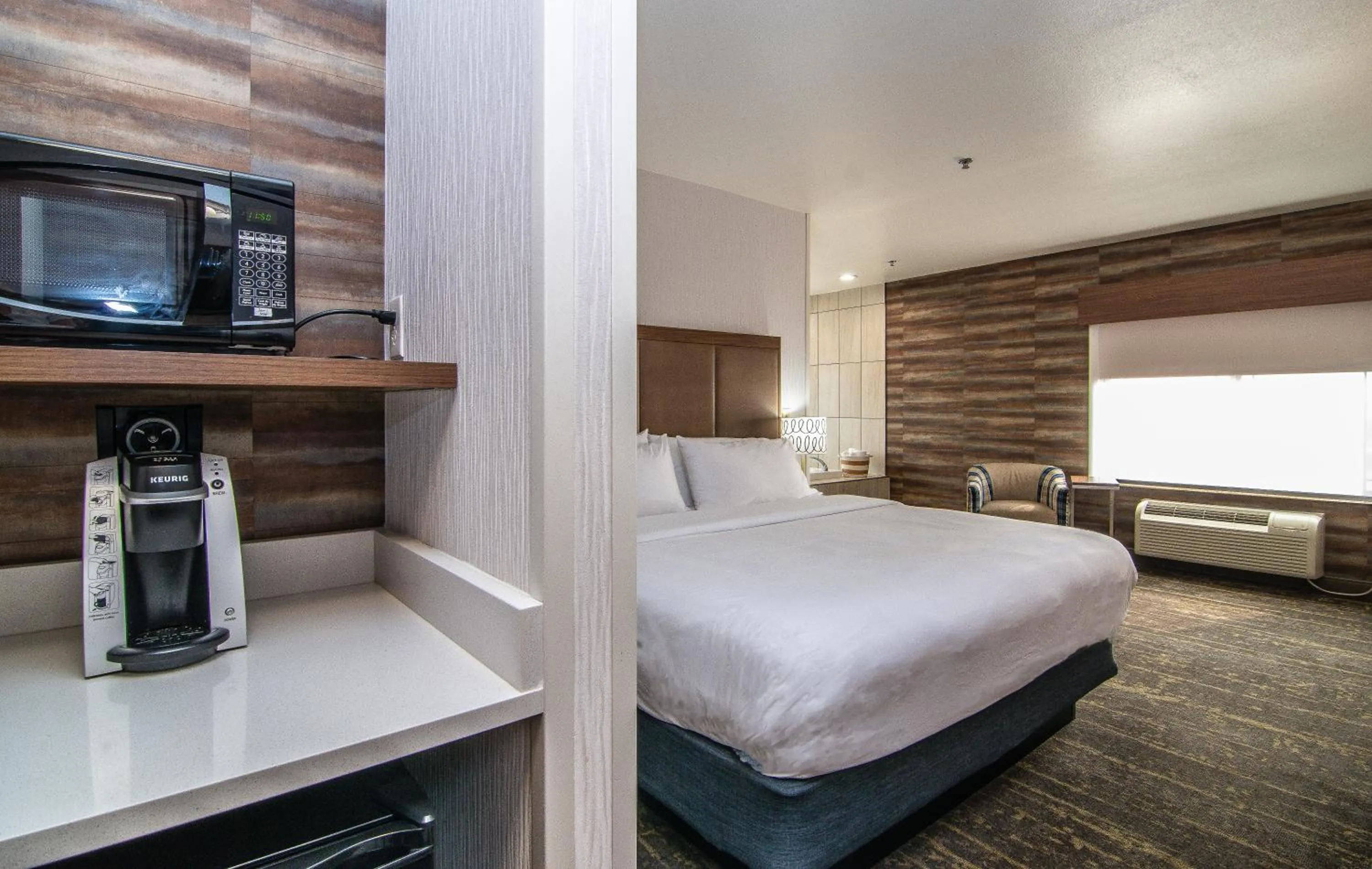 Photo of the whole room, Bed in Holiday Inn Express Hotel & Suites Kalispell by IHG