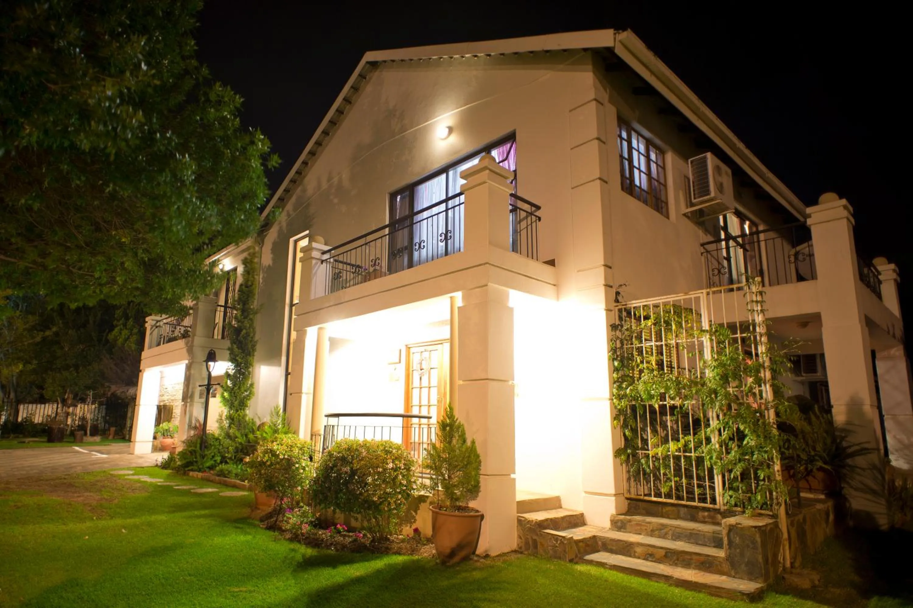 Facade/entrance in La Bohéme Gastehuis