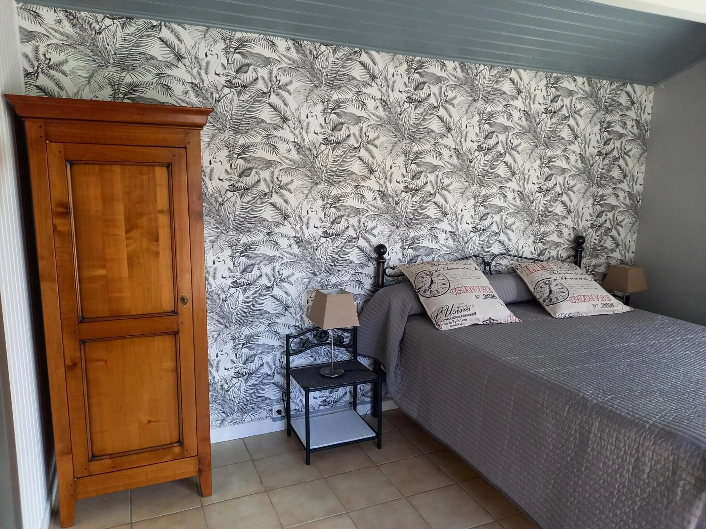 Shower, Bed in Villa Goxoki avec piscine Saint Jean Pied de Port