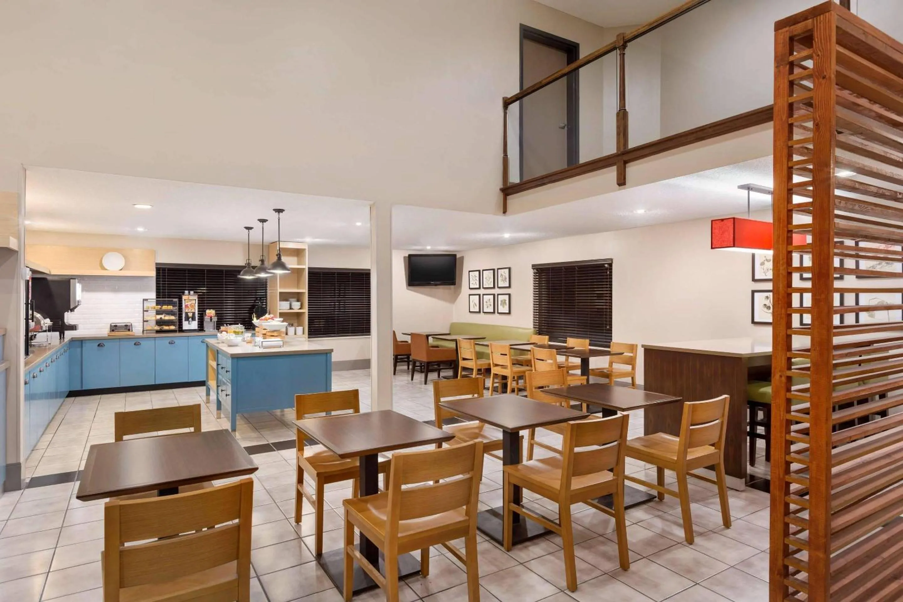 Breakfast in Country Inn & Suites by Radisson, Dahlgren-King George, VA