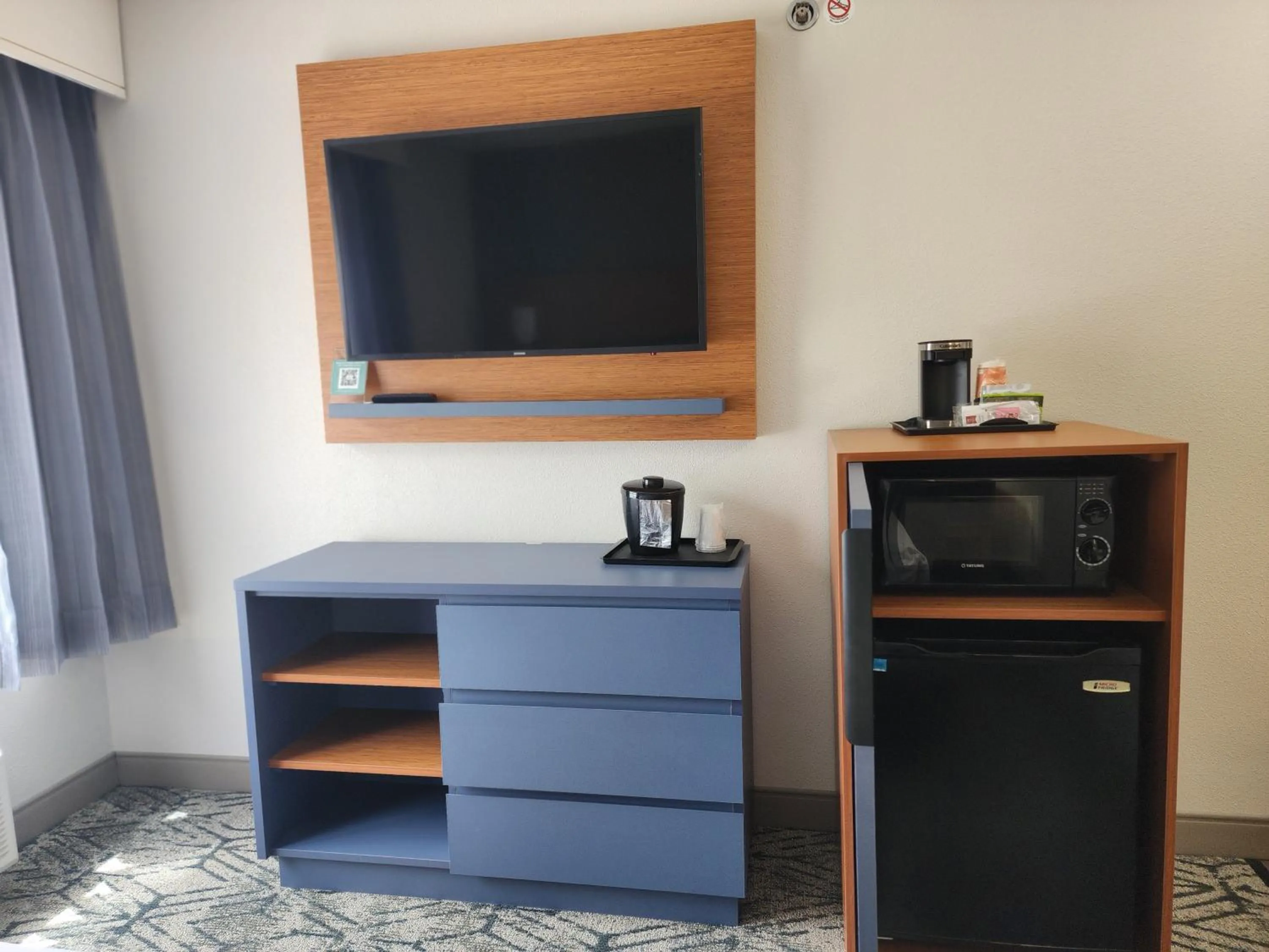 TV and multimedia in Country Inn & Suites by Radisson, Dahlgren-King George, VA