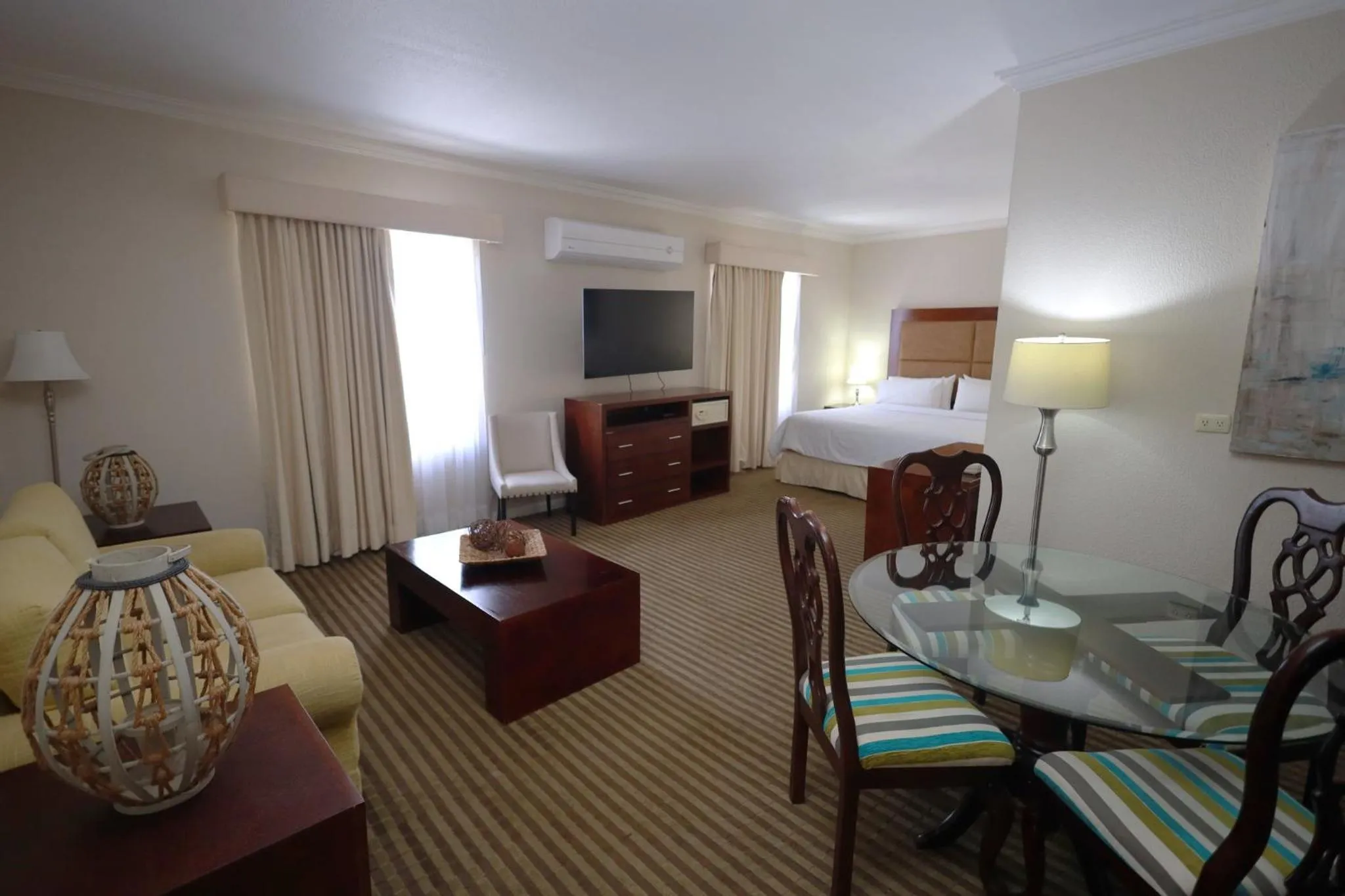 Photo of the whole room, Bed in Holiday Inn Durango by IHG