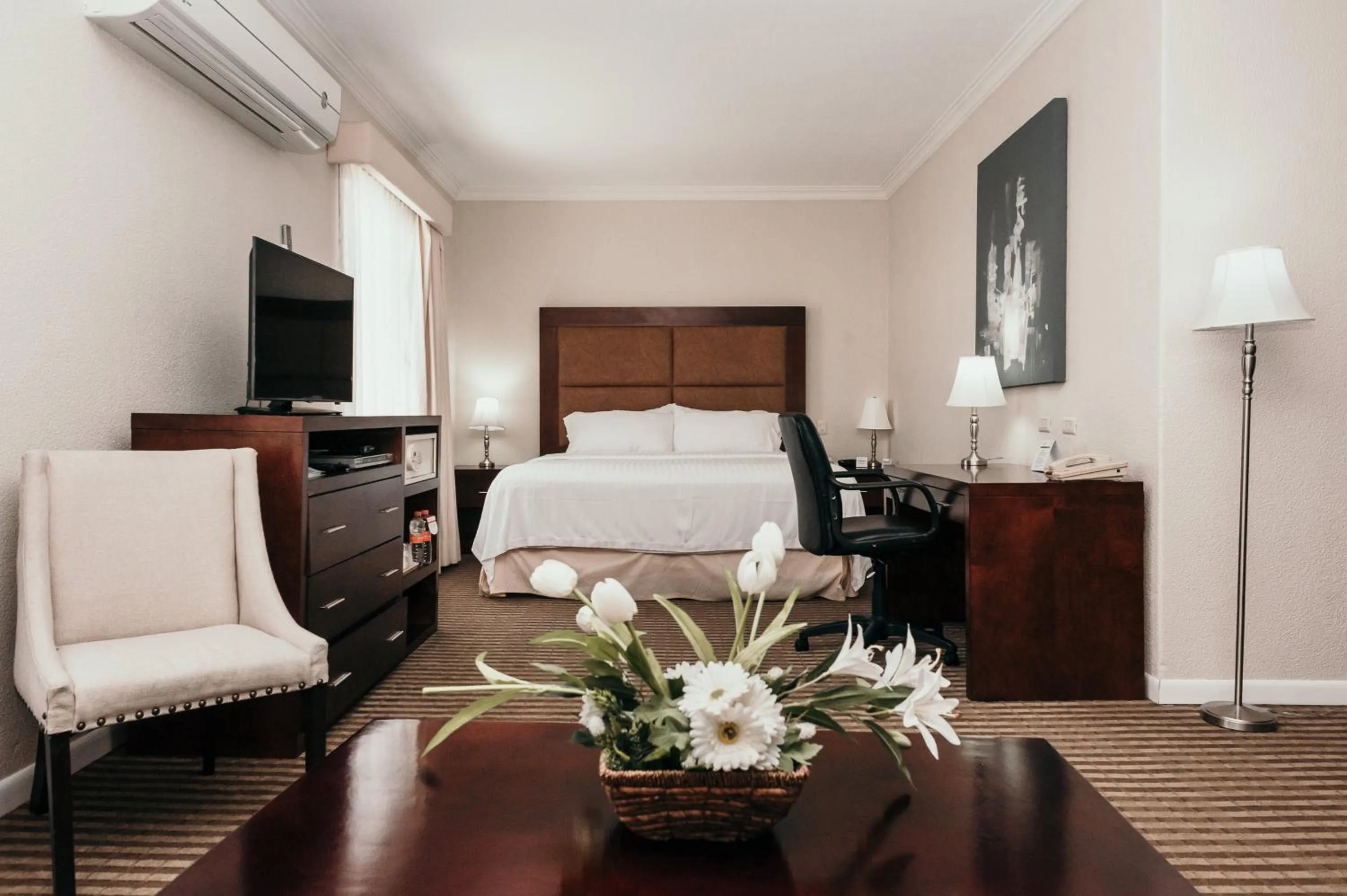 Photo of the whole room, Bed in Holiday Inn Durango by IHG