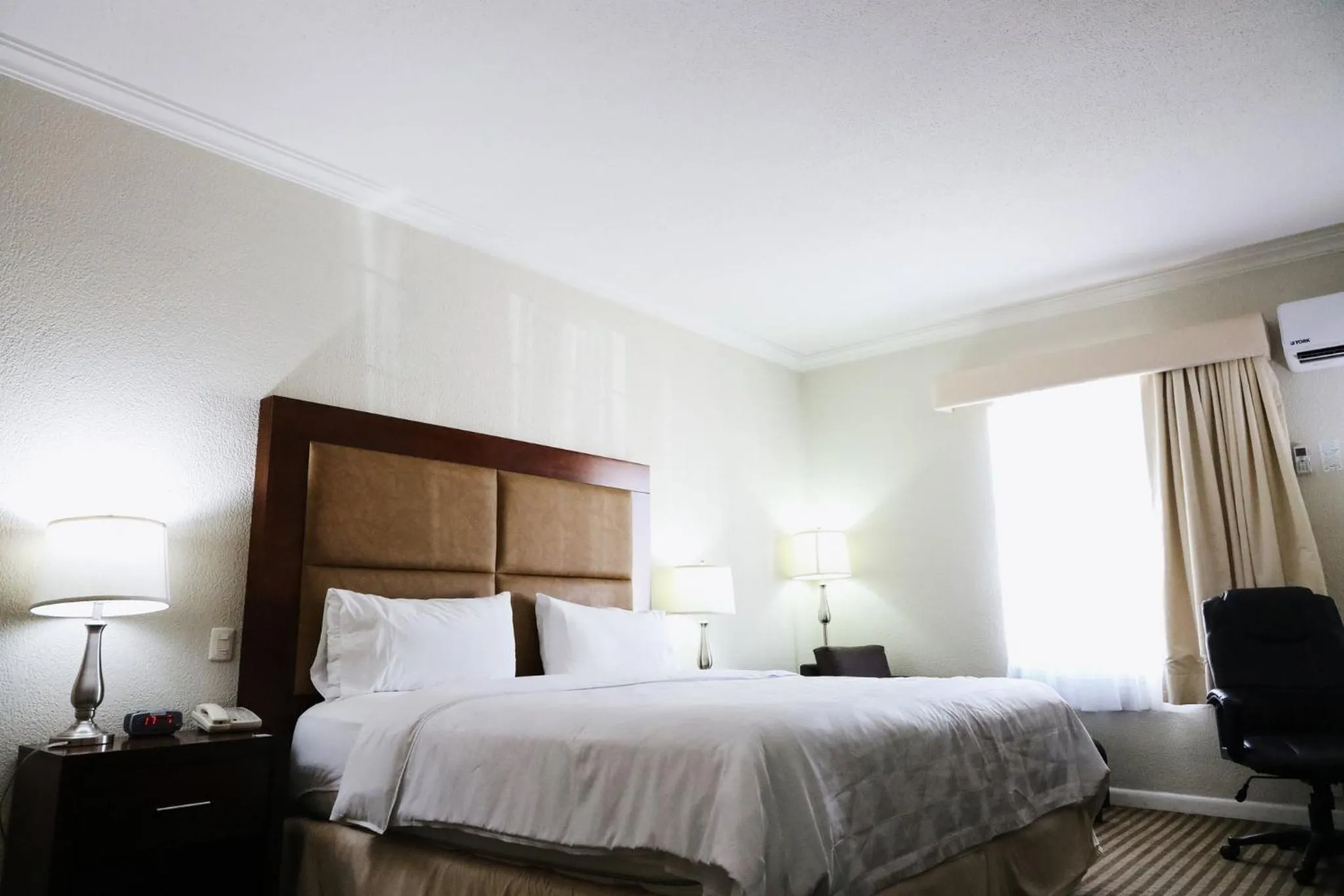 Photo of the whole room, Bed in Holiday Inn Durango by IHG