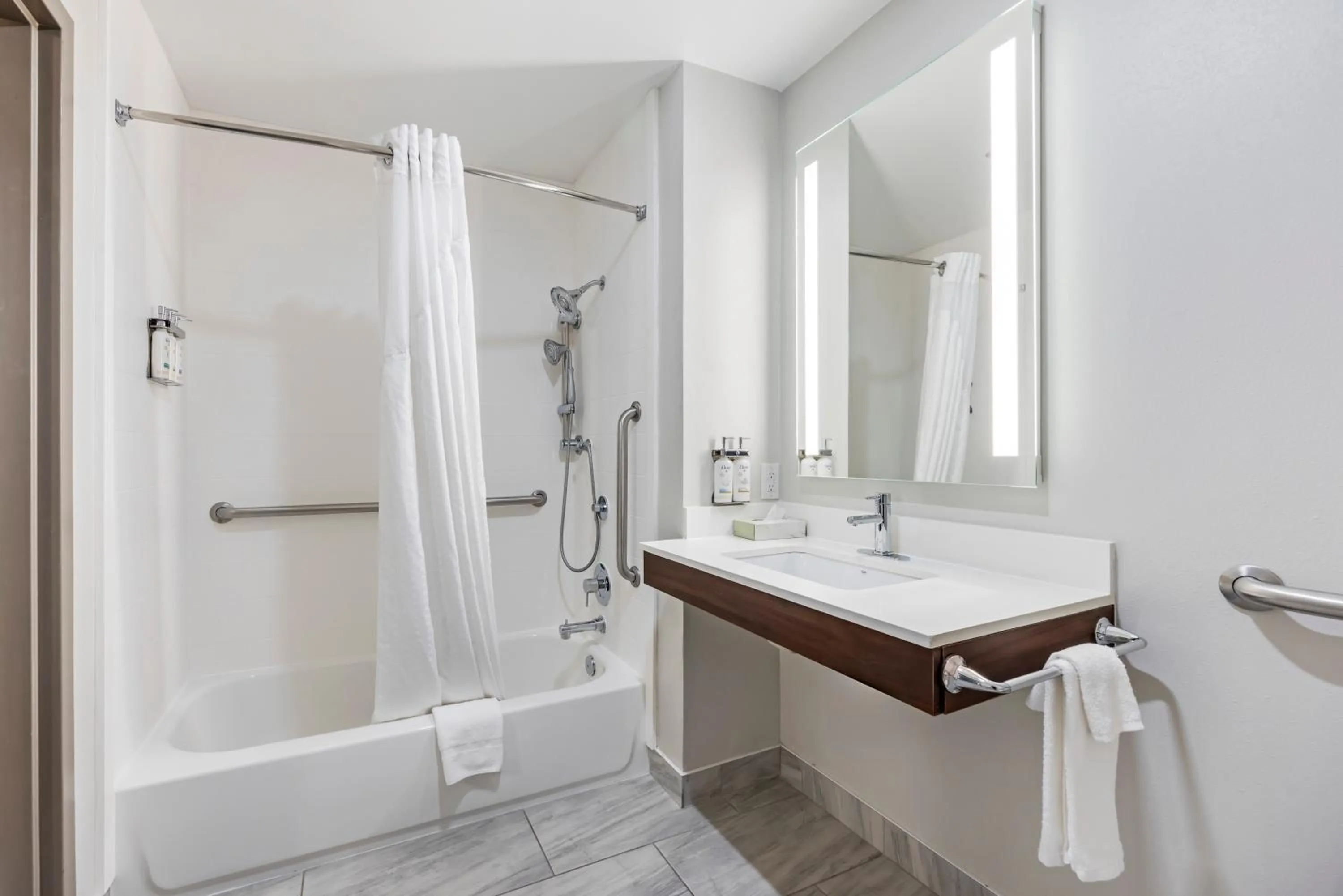 Bathroom in Holiday Inn Express White House by IHG