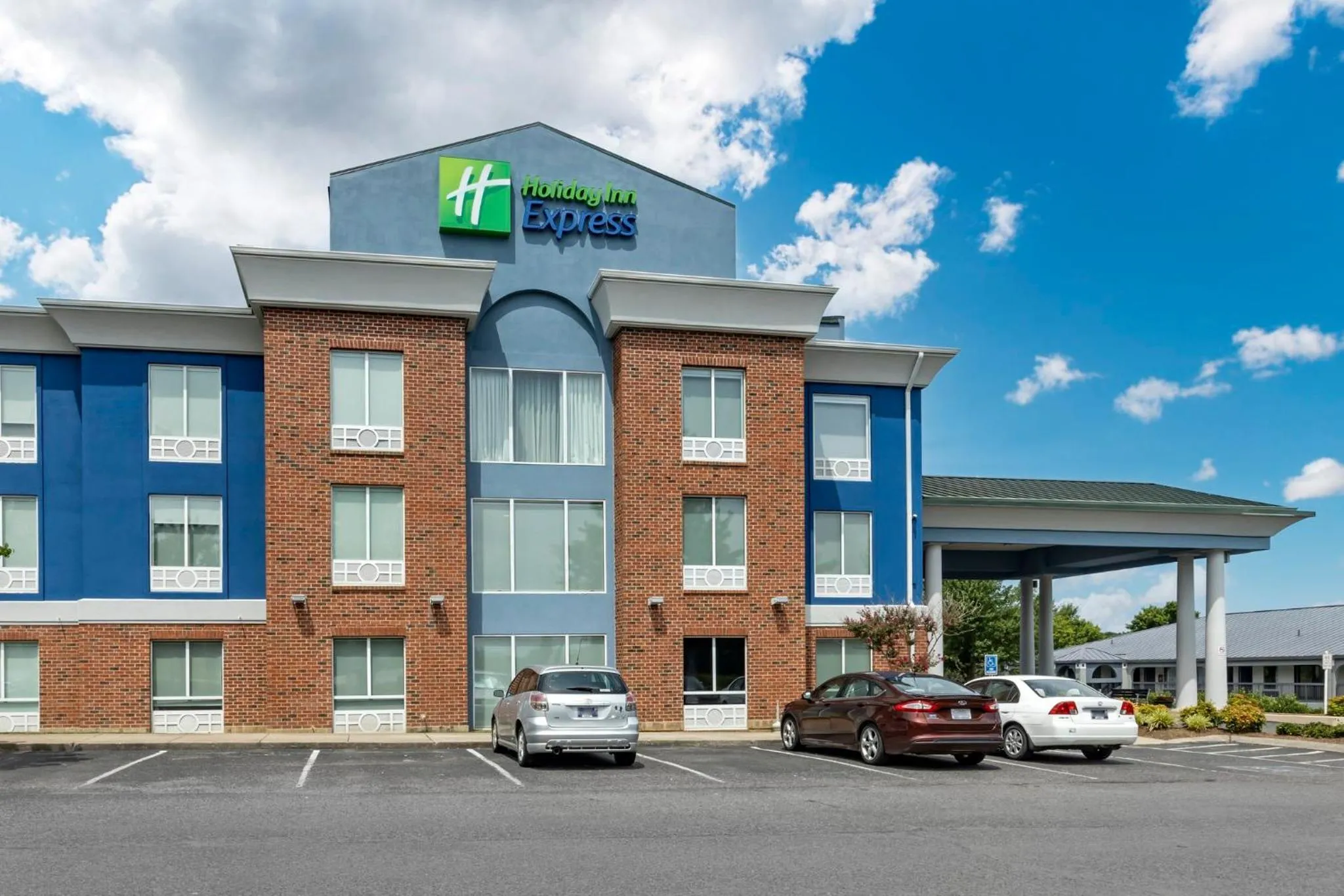 Property building in Holiday Inn Express White House by IHG