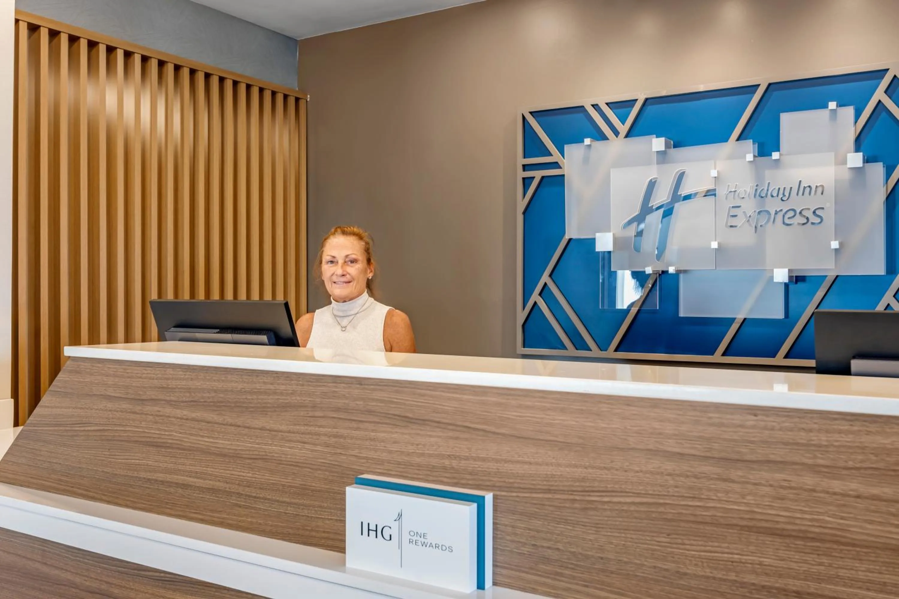 Lobby or reception in Holiday Inn Express White House by IHG