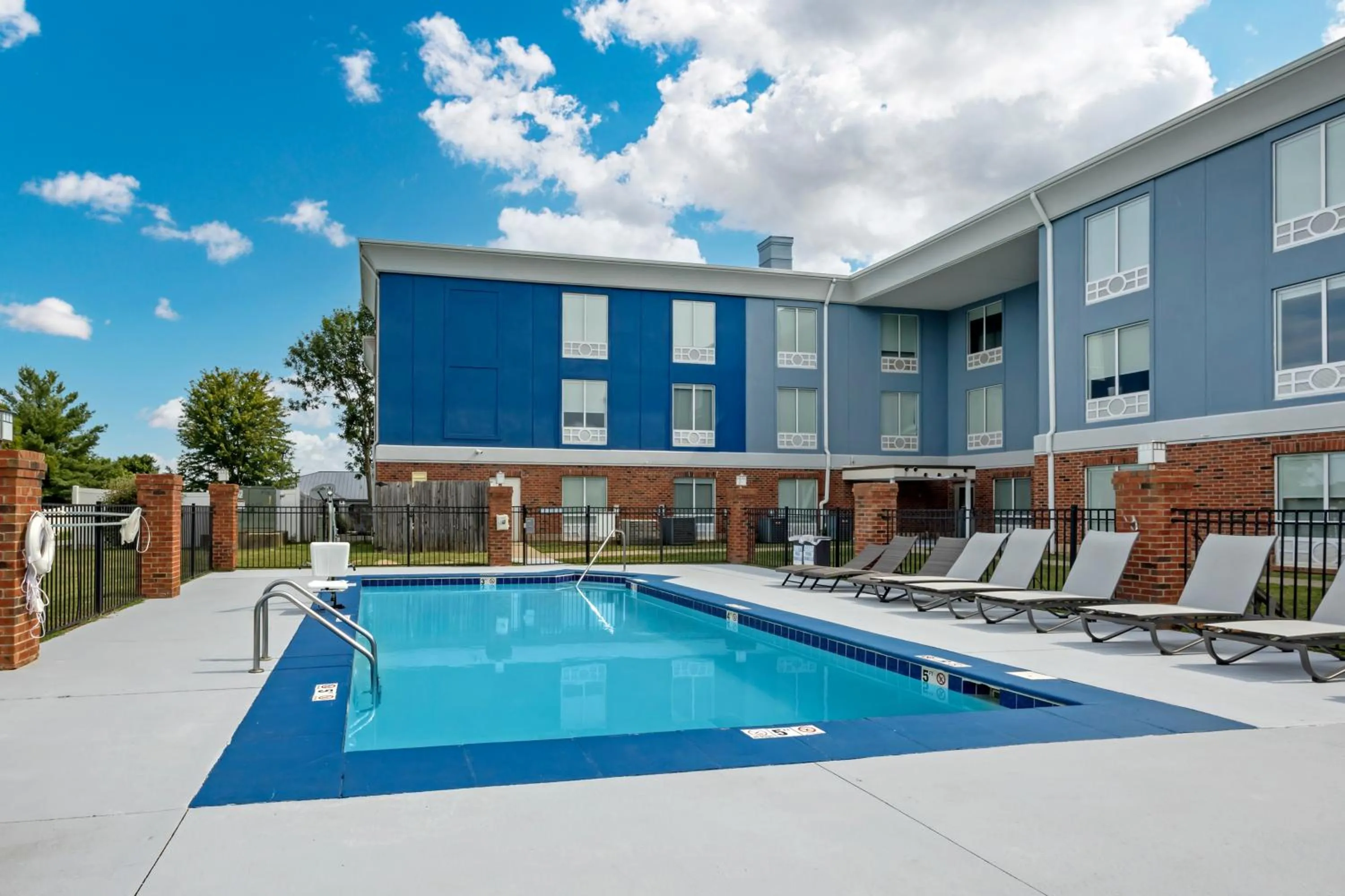Swimming pool in Holiday Inn Express White House by IHG