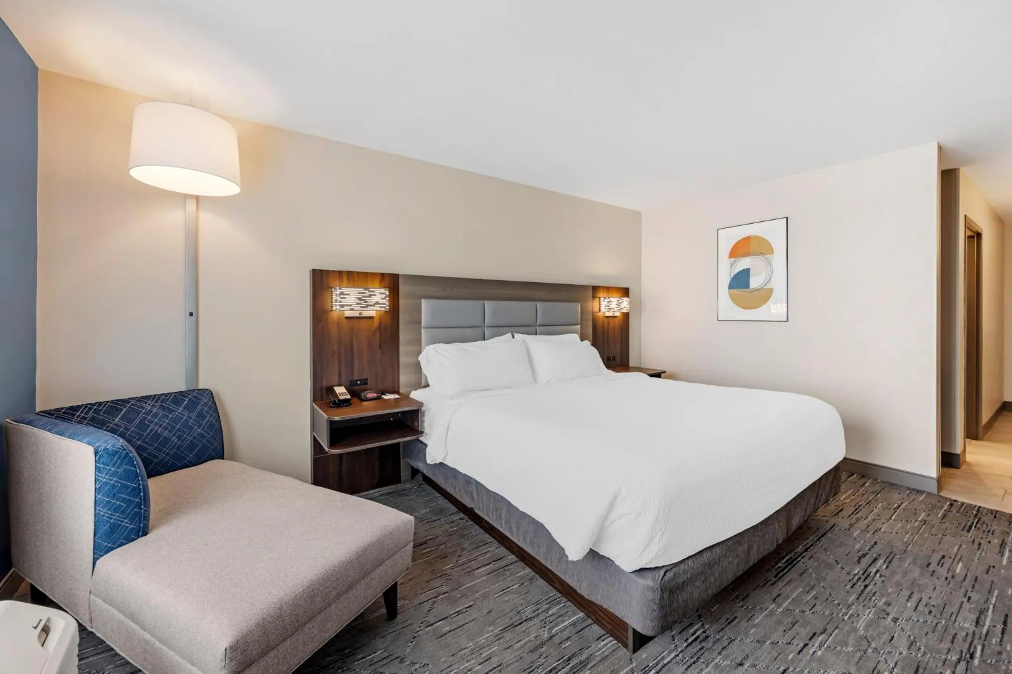 Photo of the whole room, Bed in Holiday Inn Express White House by IHG