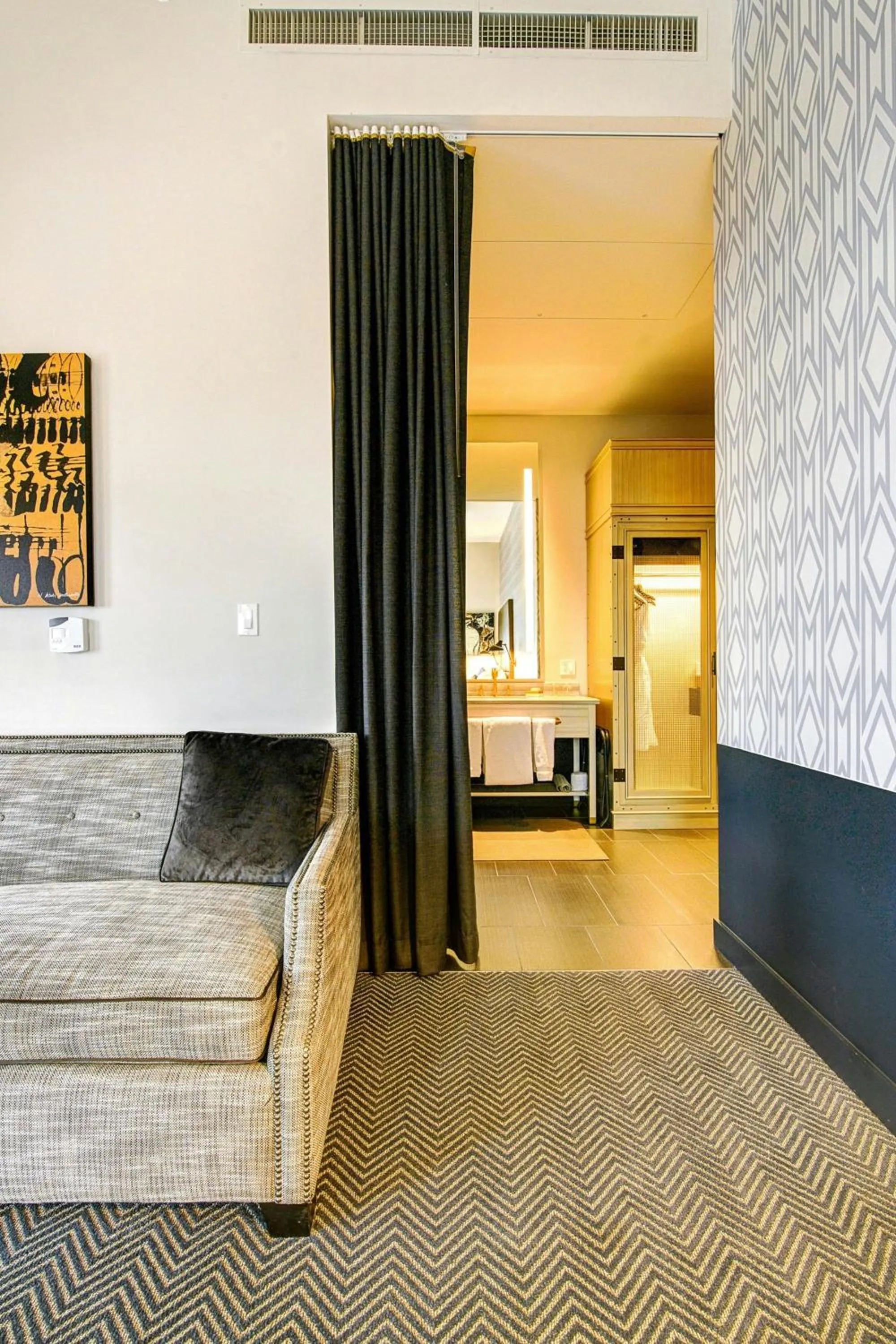 Living room, Bed in WATERMARK Baton Rouge, Autograph Collection