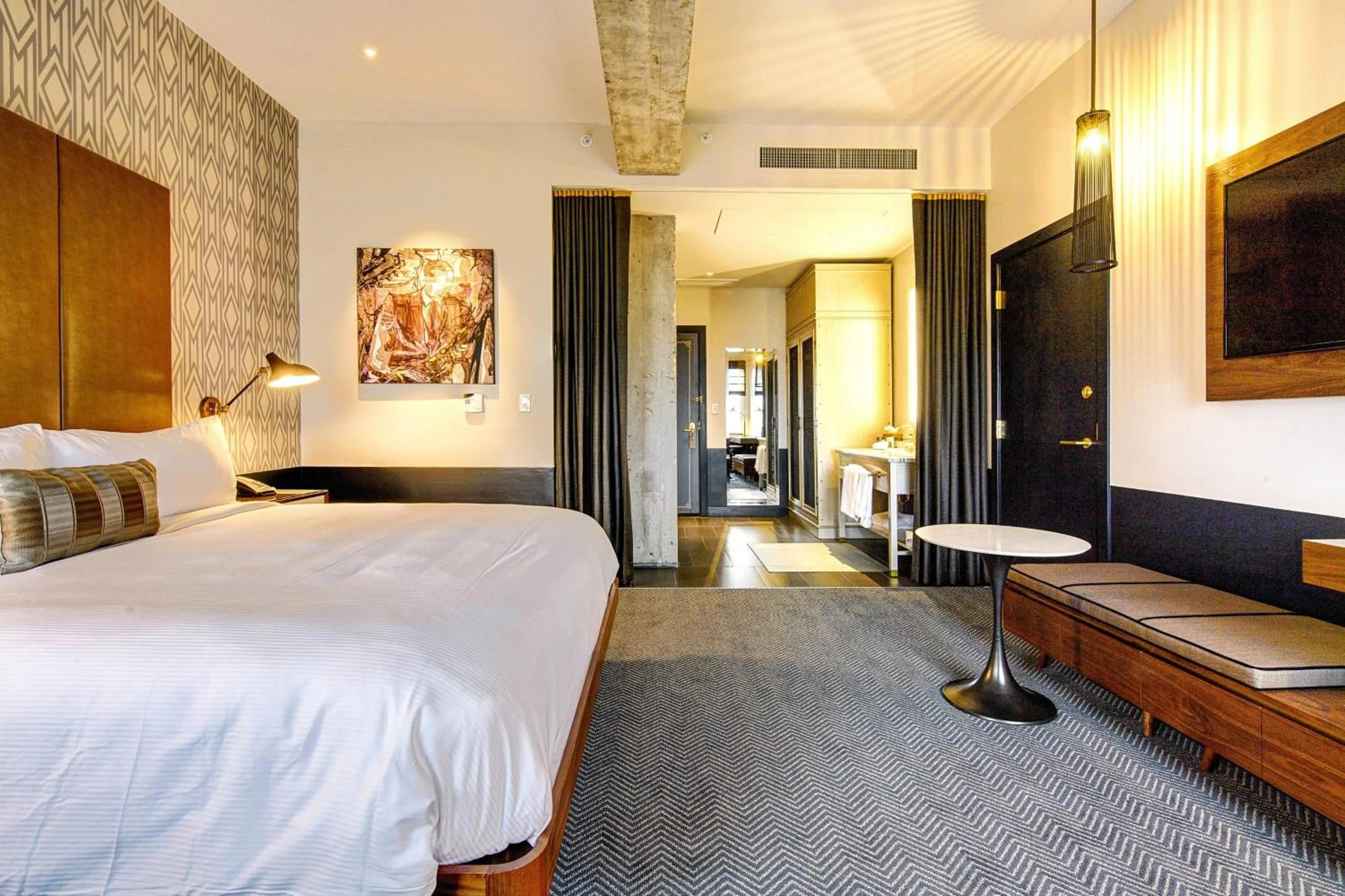 Photo of the whole room, Bed in WATERMARK Baton Rouge, Autograph Collection