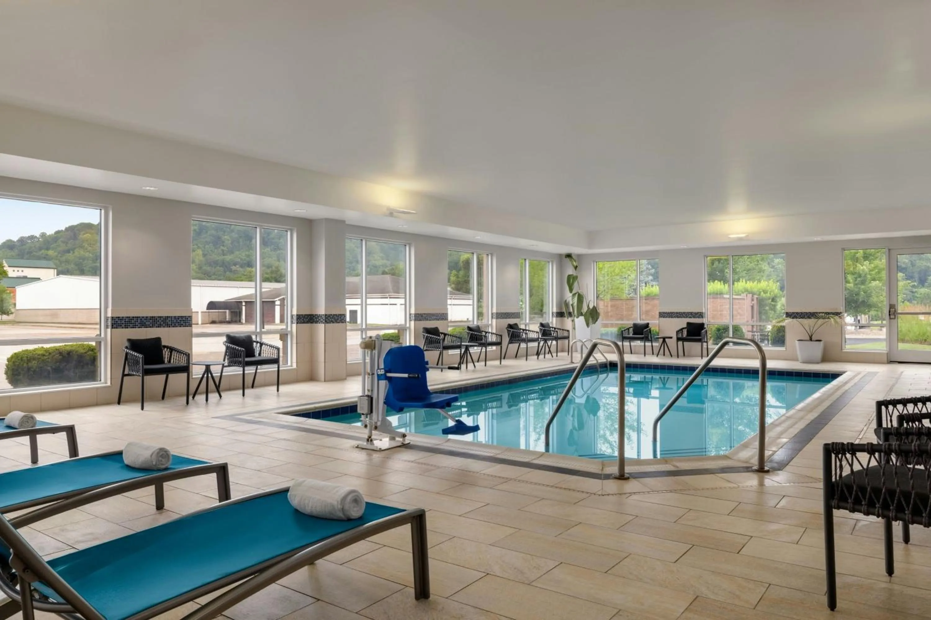 Swimming pool in TownePlace Suites by Marriott Pittsburgh Harmarville