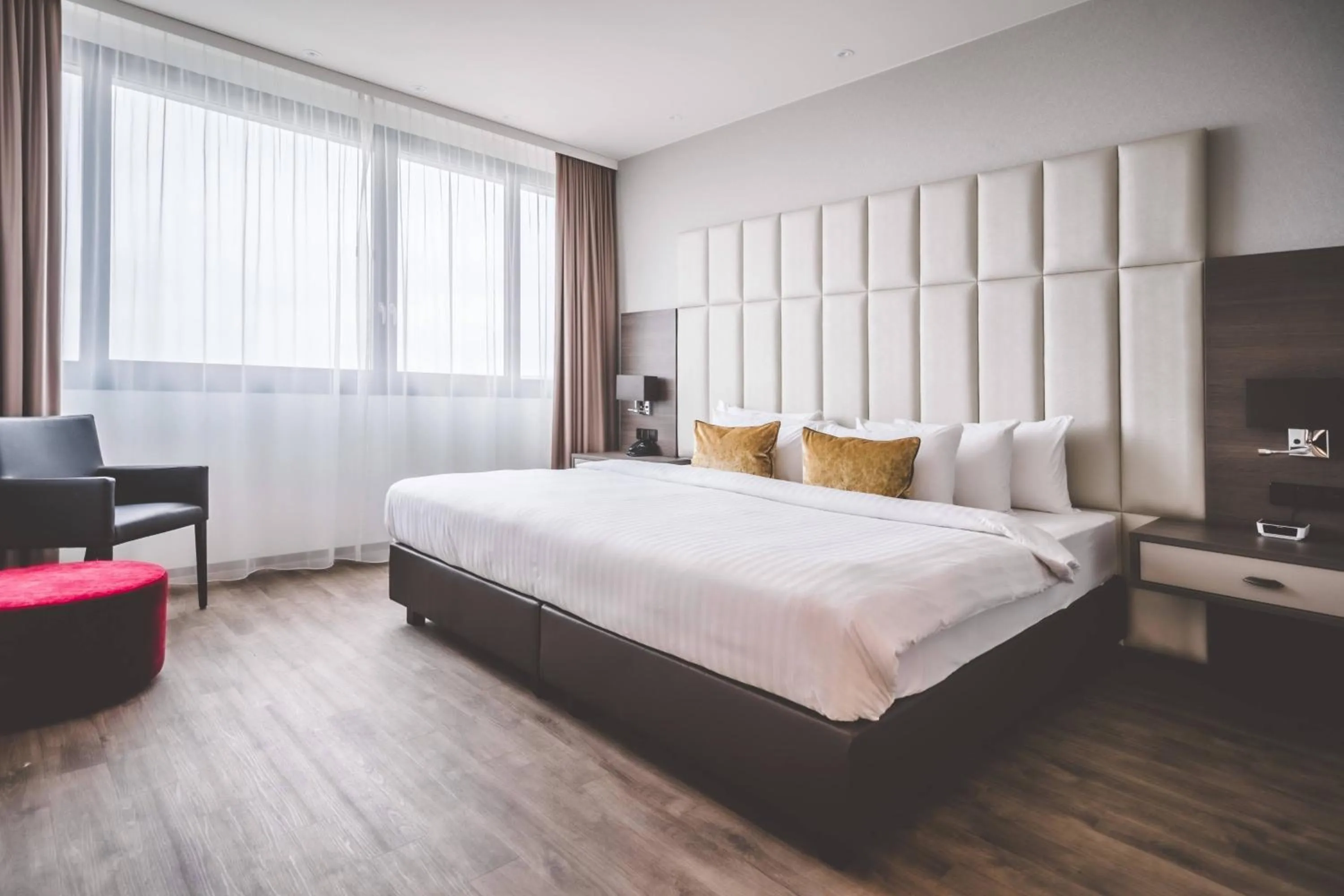 Photo of the whole room, Bed in Bonn Marriott Hotel