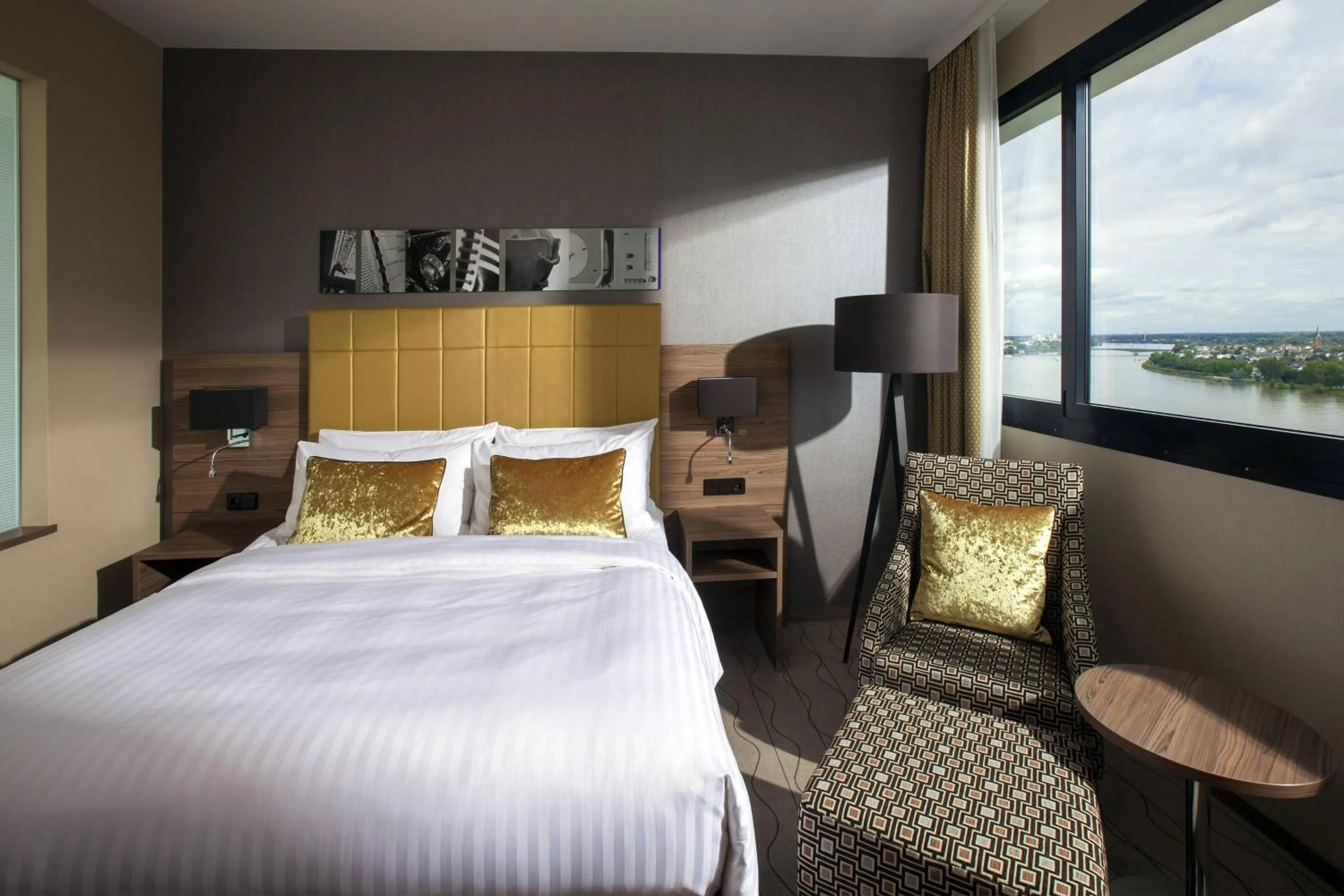 Photo of the whole room, Bed in Bonn Marriott Hotel