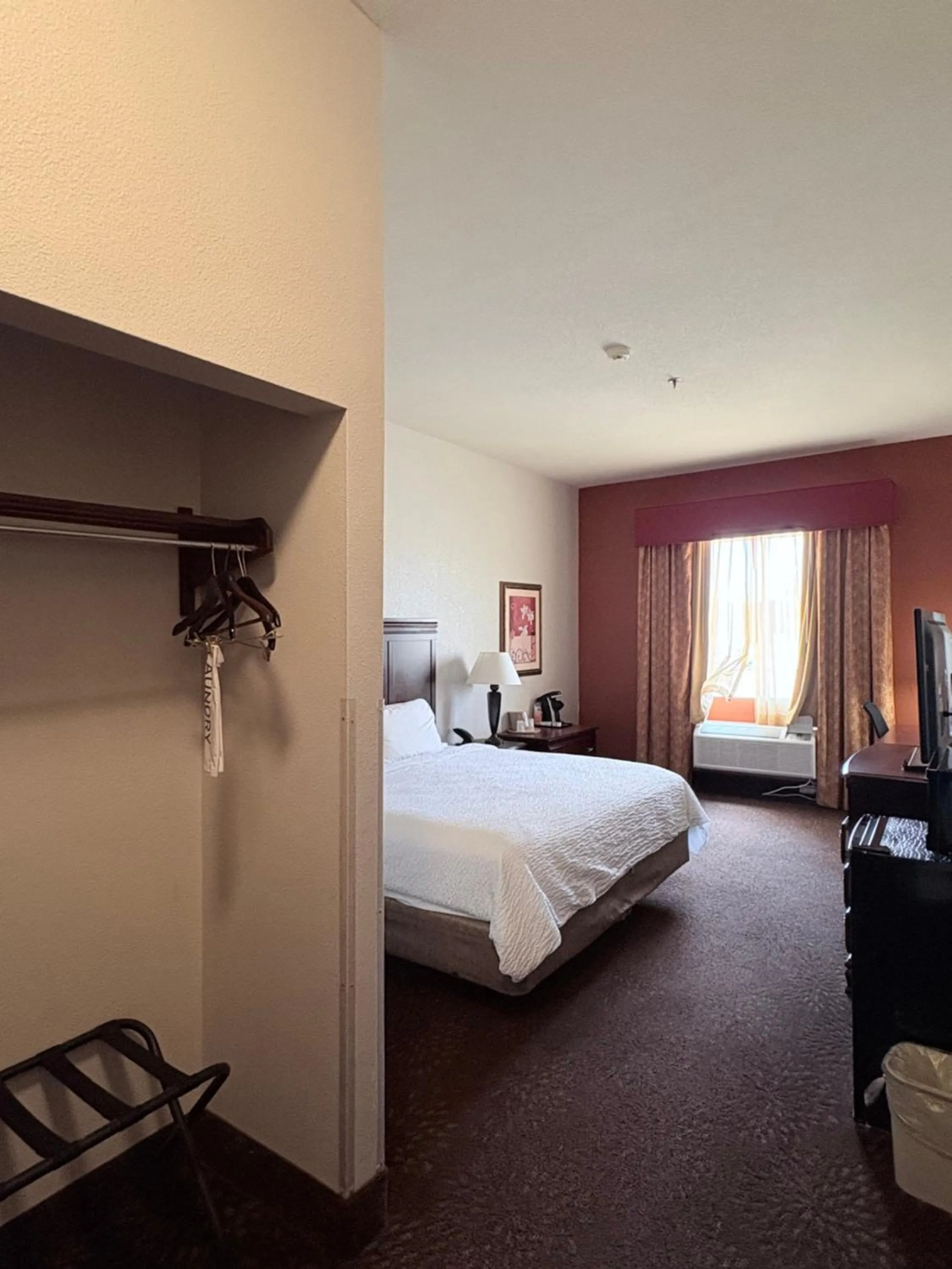 Bed in Country Inn & Suites by Radisson, Terrell
