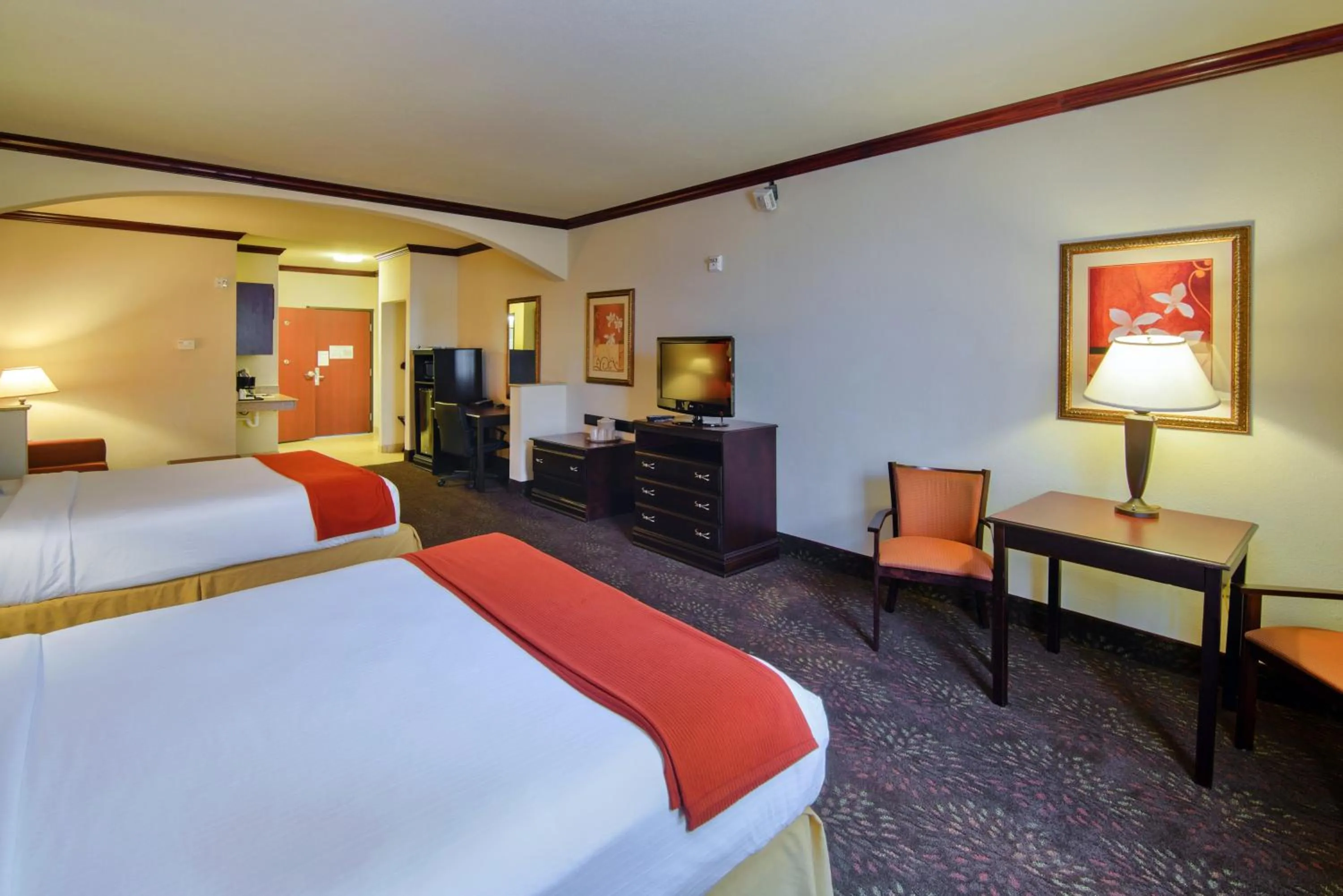 Photo of the whole room, Bed in Holiday Inn Express Hotel & Suites Terrell by IHG