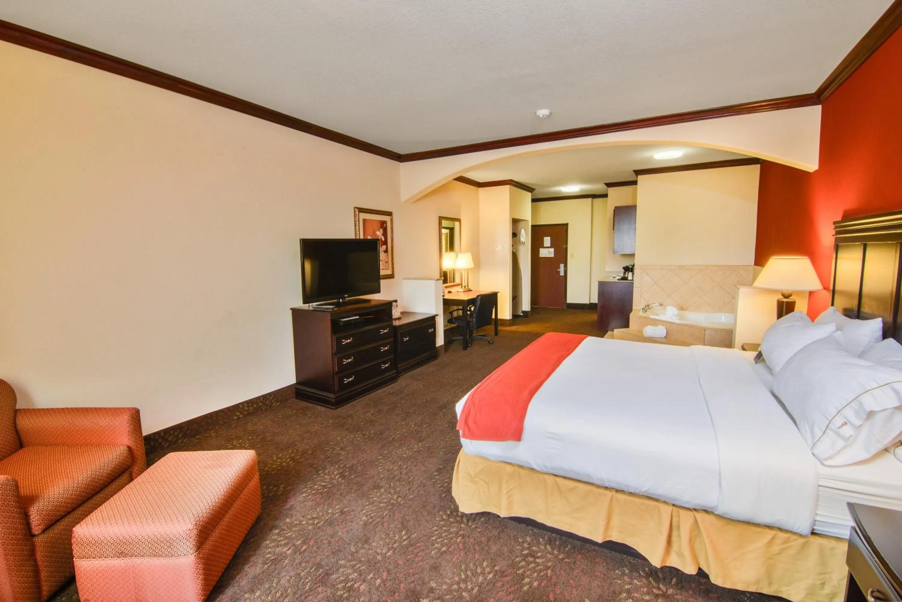 Seating area, Bed in Holiday Inn Express Hotel & Suites Terrell by IHG