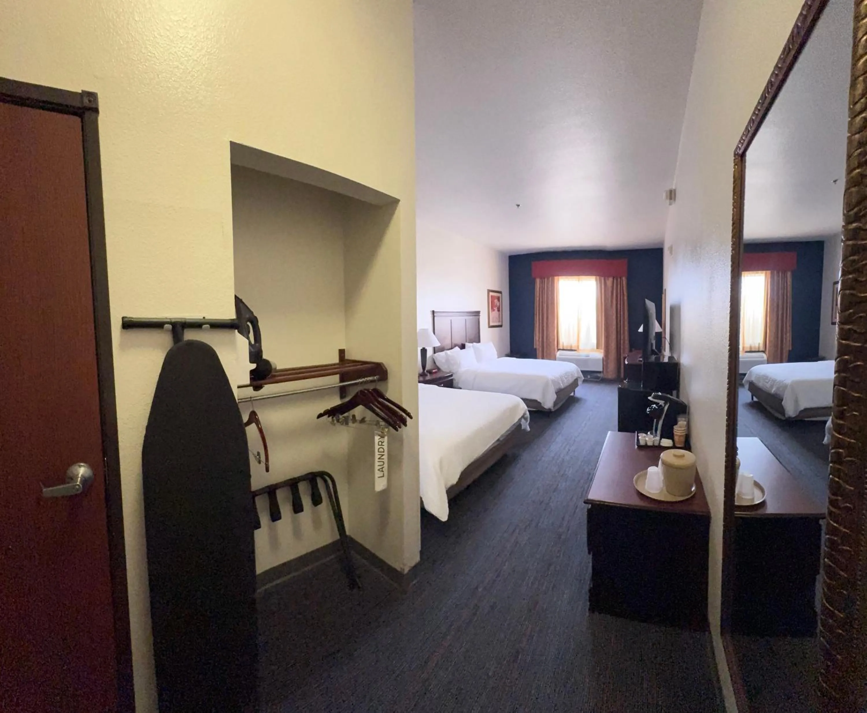 Bed in Country Inn & Suites by Radisson, Terrell
