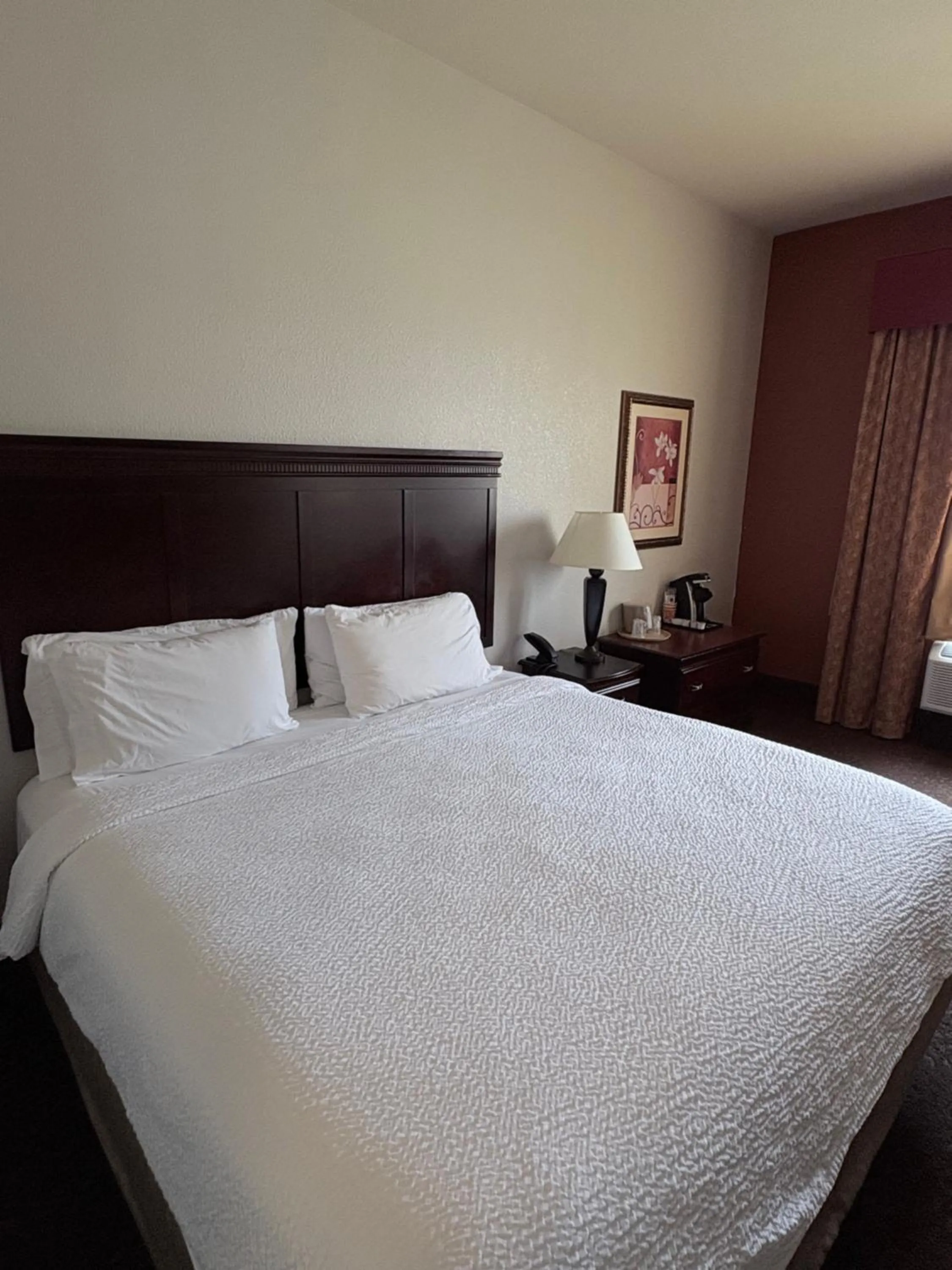 Bed in Country Inn & Suites by Radisson, Terrell