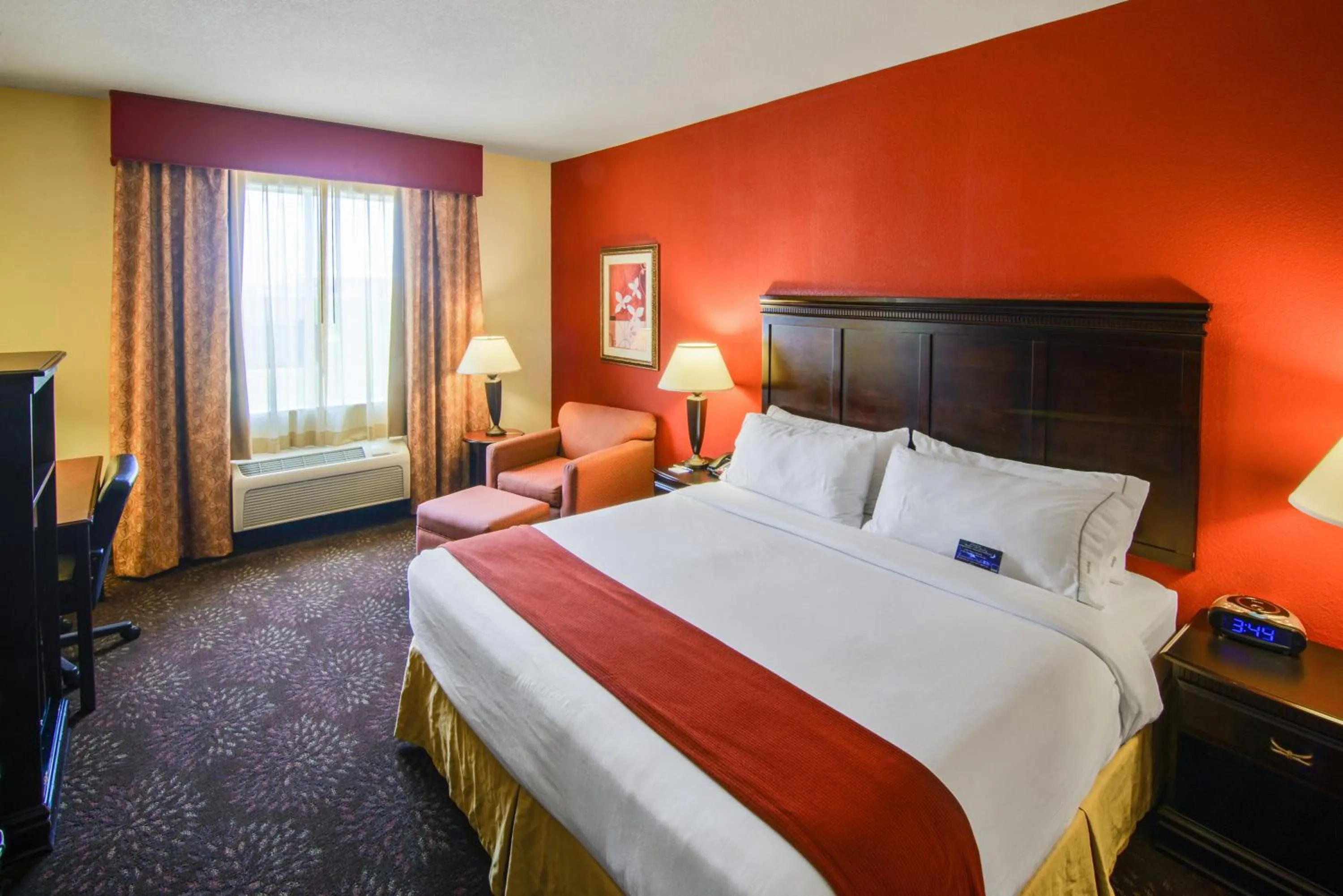 Photo of the whole room, Bed in Holiday Inn Express Hotel & Suites Terrell by IHG