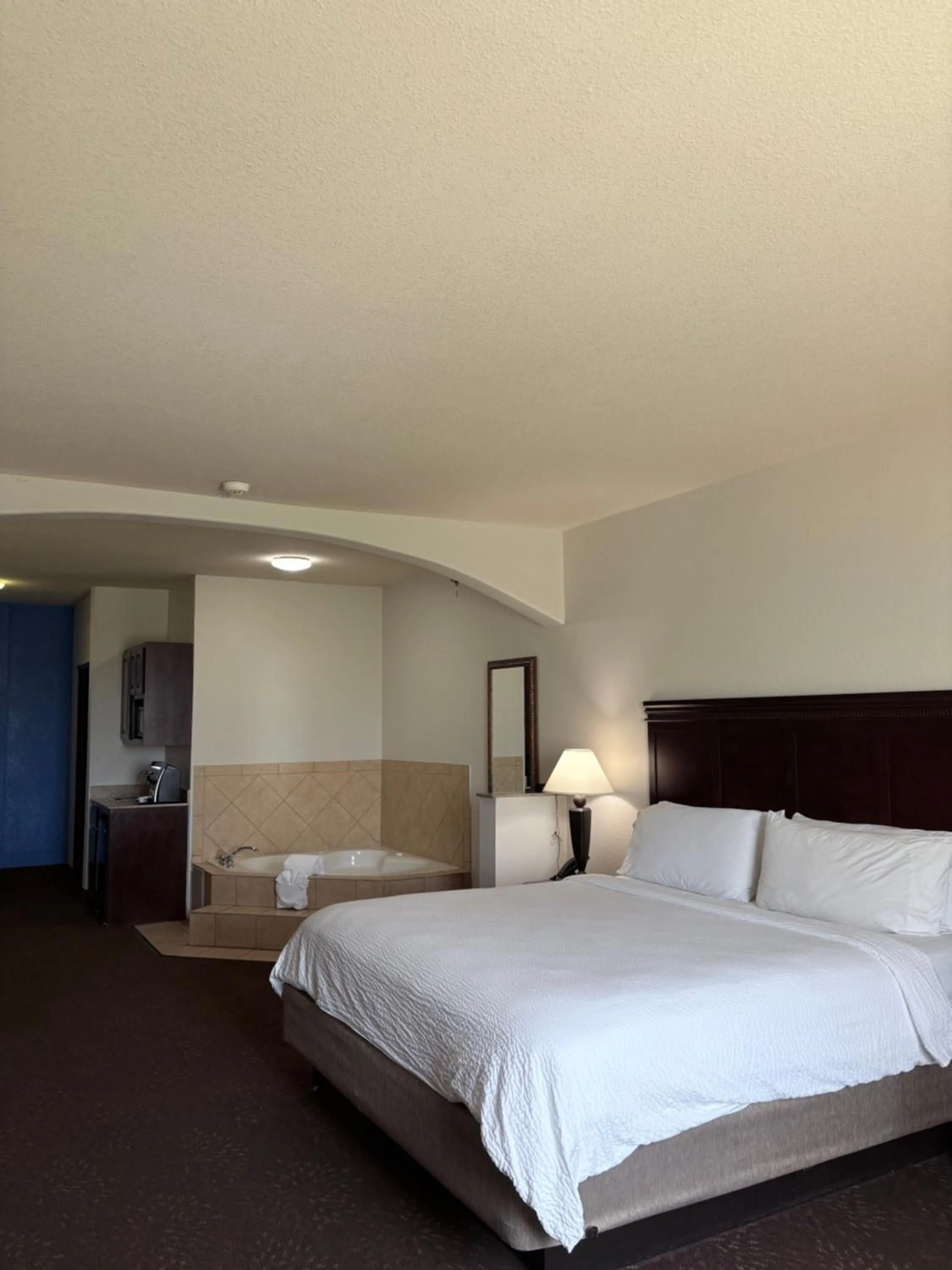 Bed in Country Inn & Suites by Radisson, Terrell