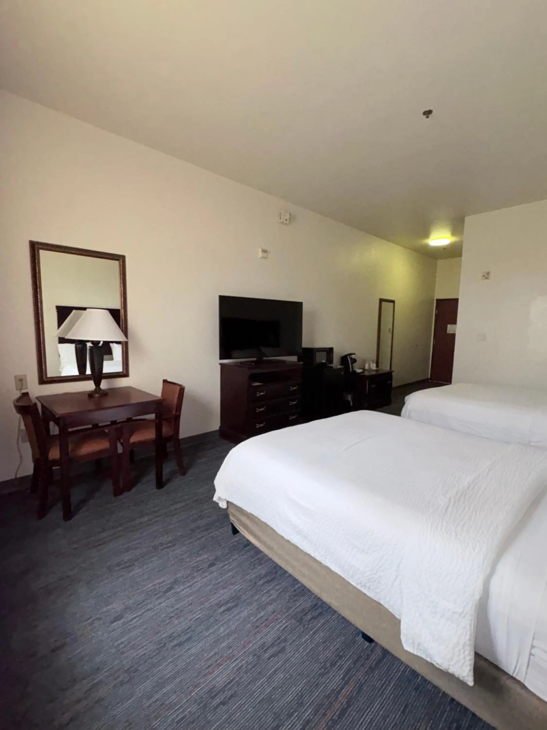 Bed in Country Inn & Suites by Radisson, Terrell