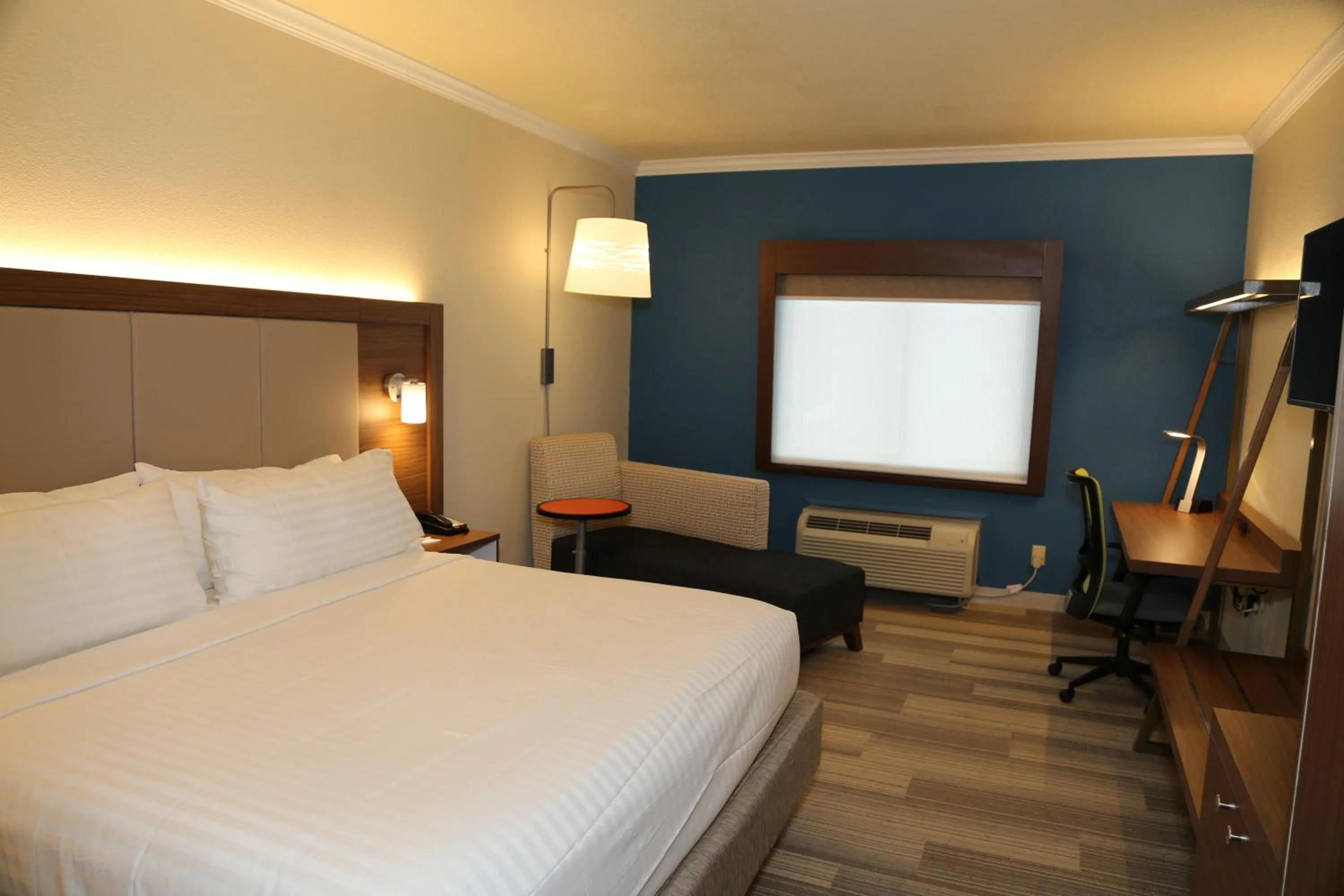Photo of the whole room, Bed in Holiday Inn Express Hotel & Suites Greenville by IHG