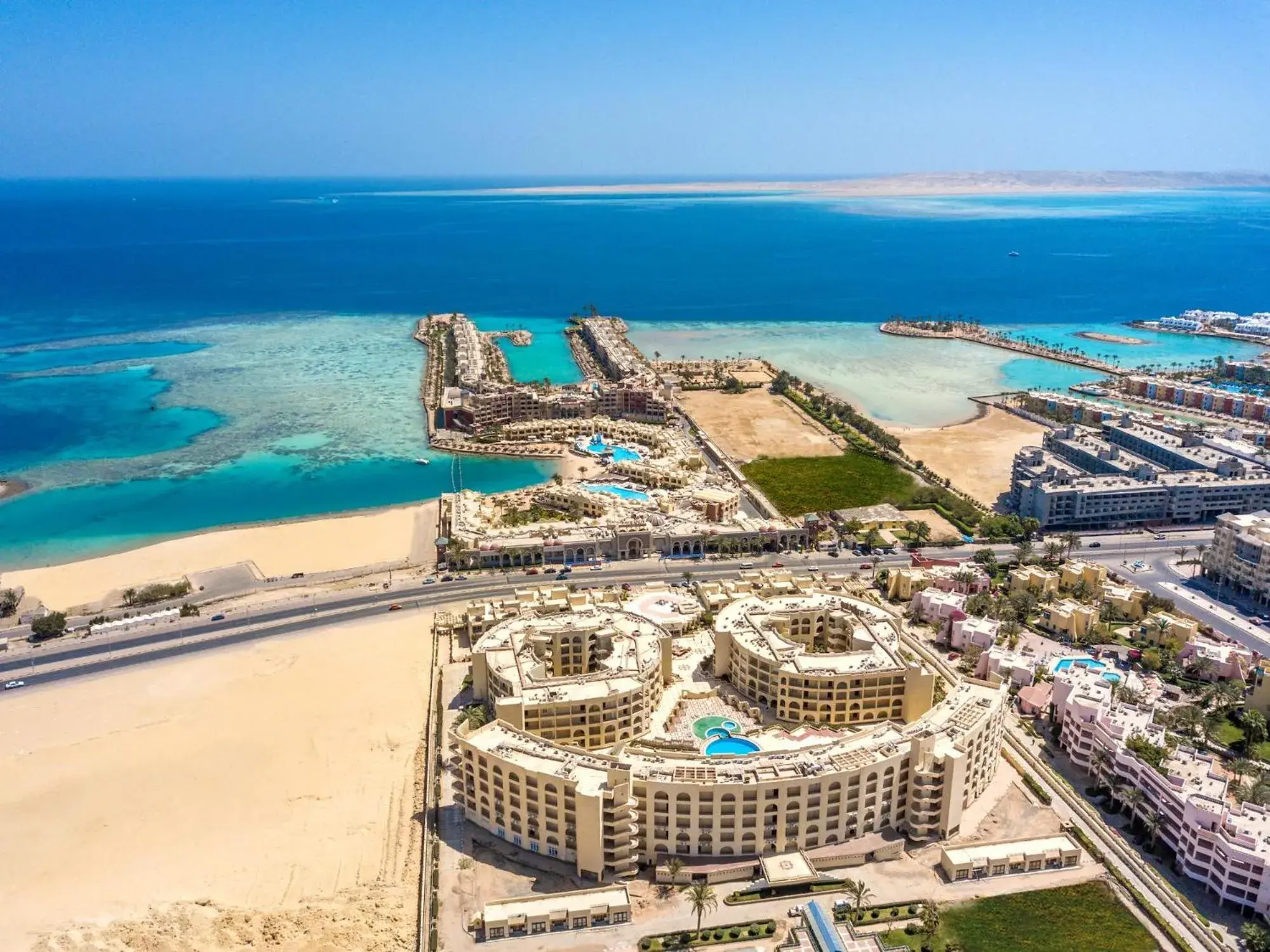 Property building in Sunny Days Mirette Family Resort Property building in Sunny Days Mirette Family Resort