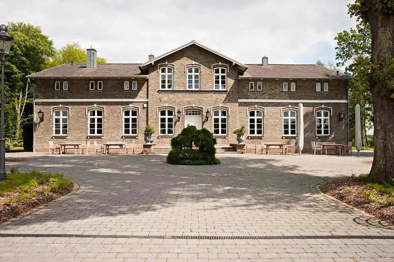 Facade/entrance in Herrenhaus Gut Neuruppersdorf