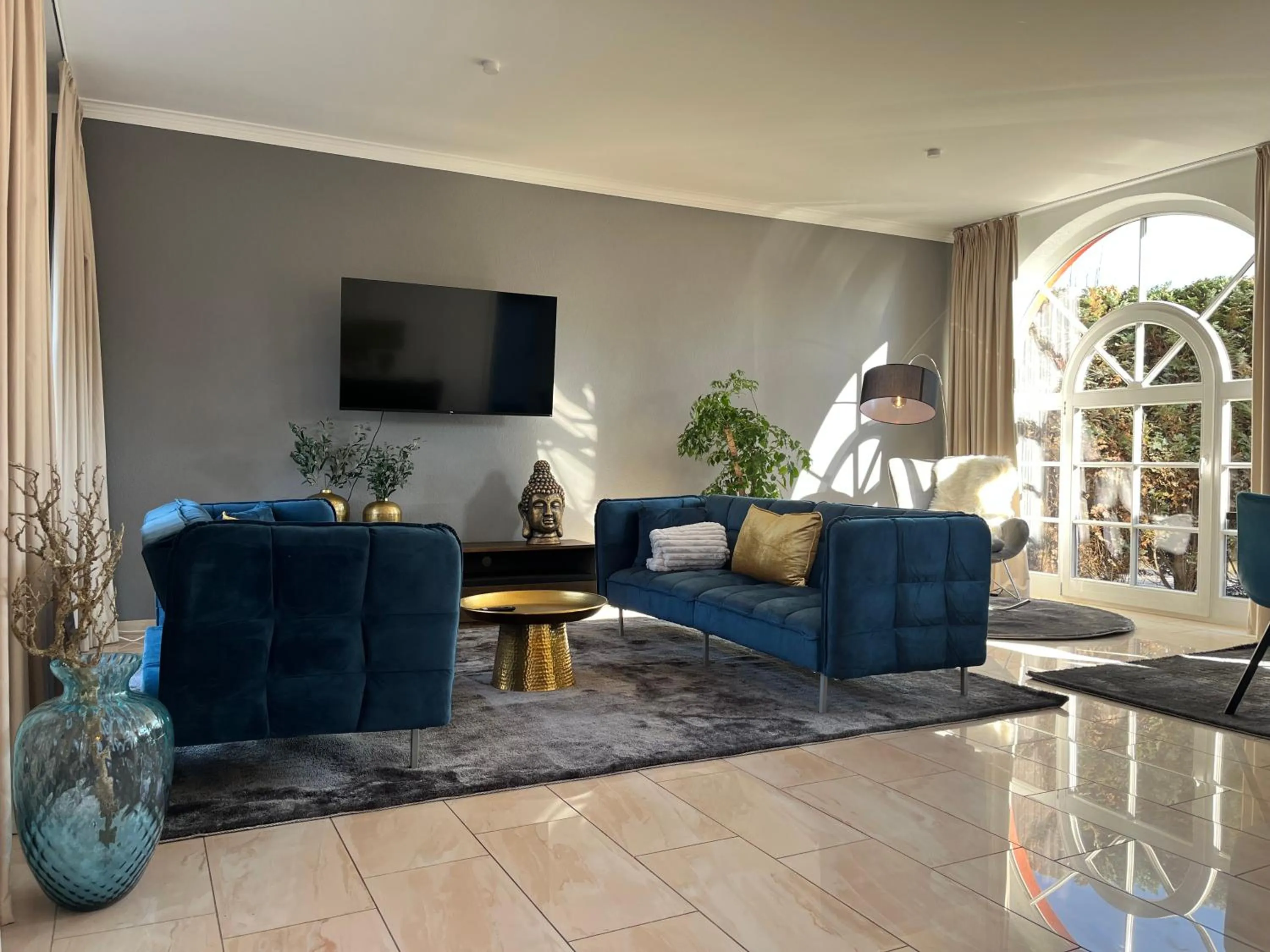 TV and multimedia in Villa am Park Apartment