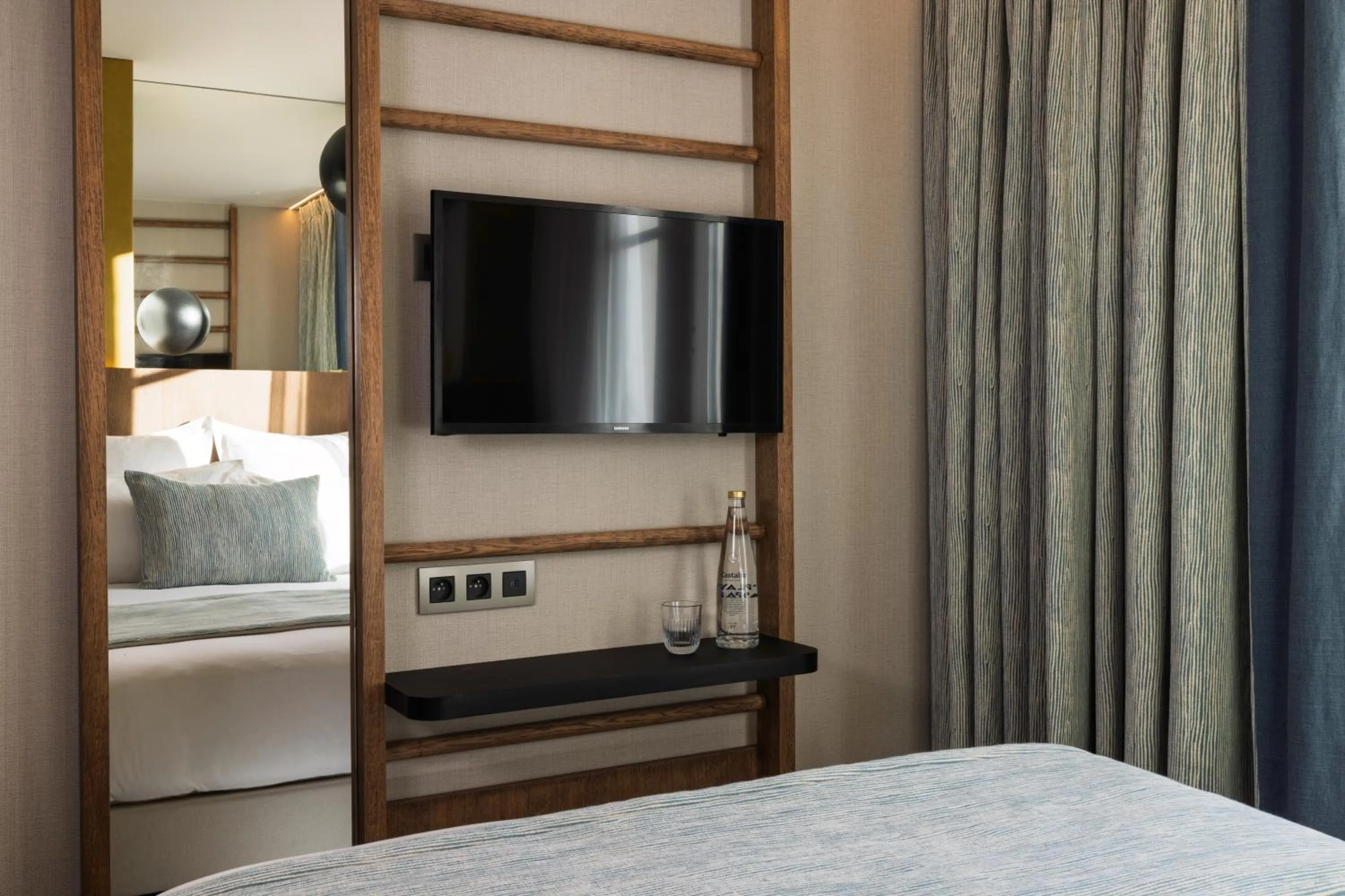 TV and multimedia, Bed in Hôtel Raspail Montparnasse