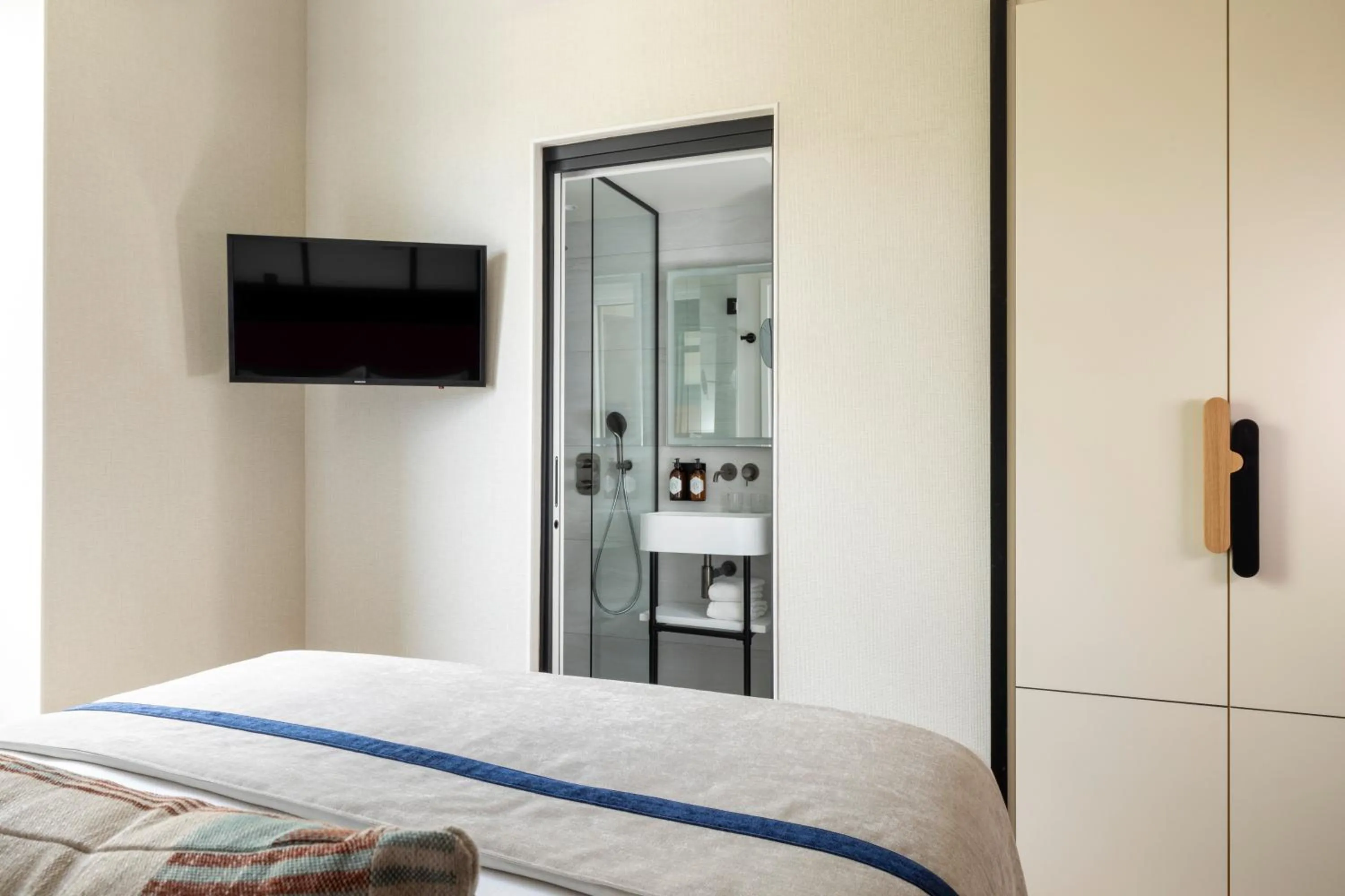 Bed in Hôtel Raspail Montparnasse