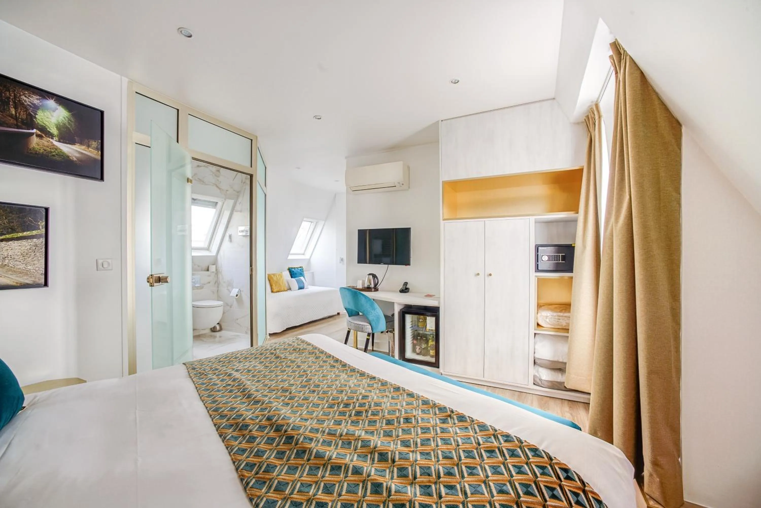 Bedroom, Bed in Queens Boutique Hotel