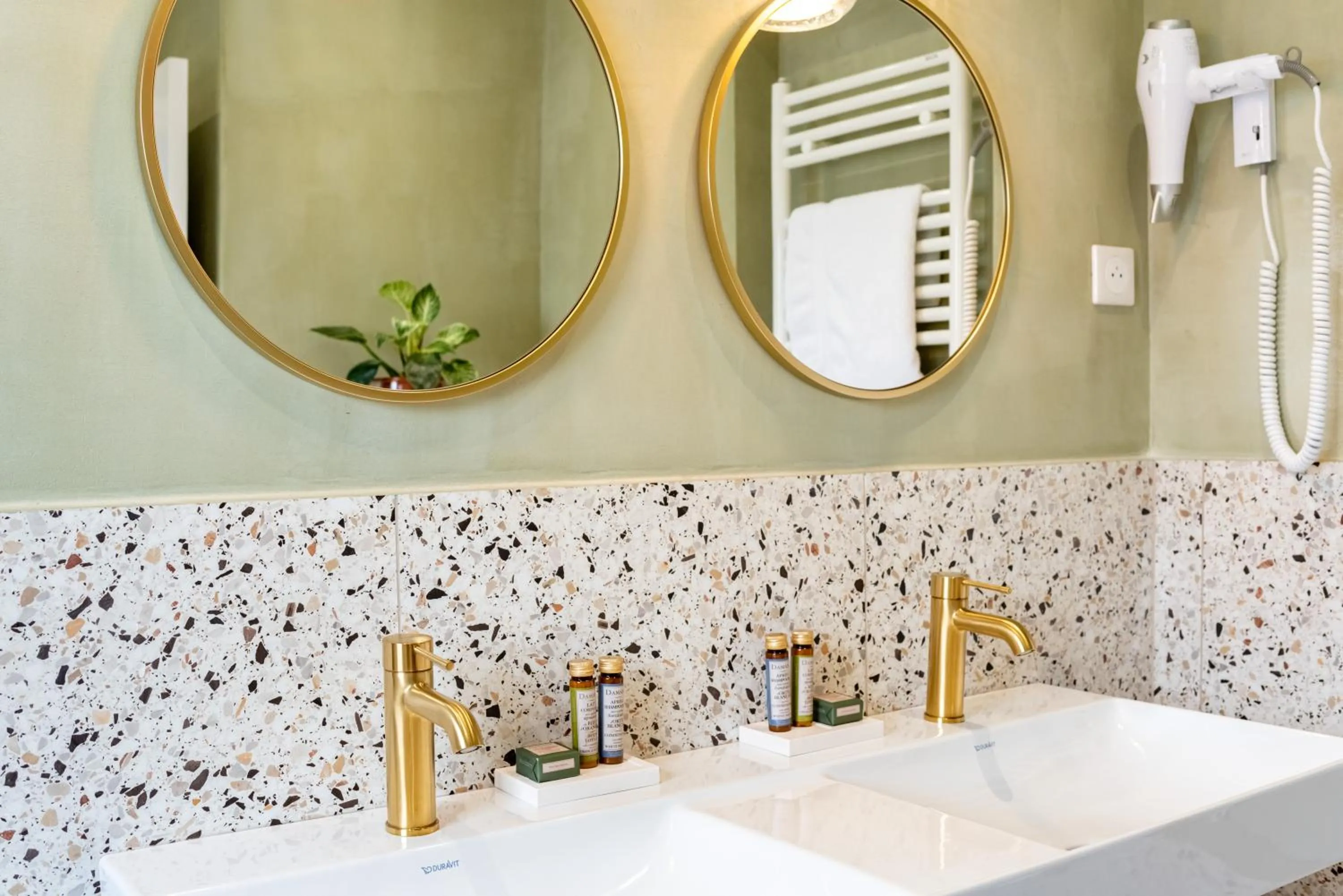 Toilet in Queens Boutique Hotel