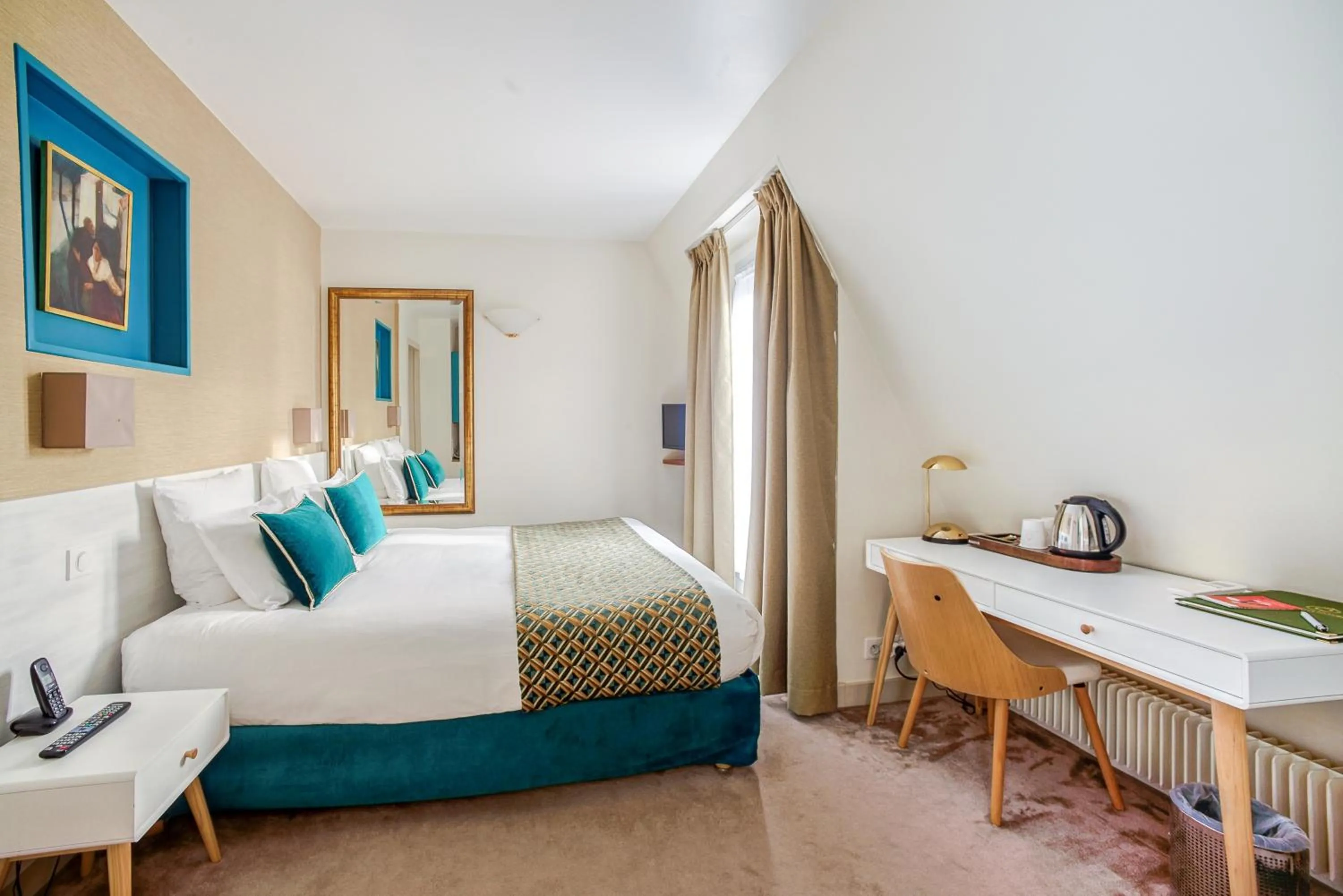 Bedroom, Bed in Queens Boutique Hotel