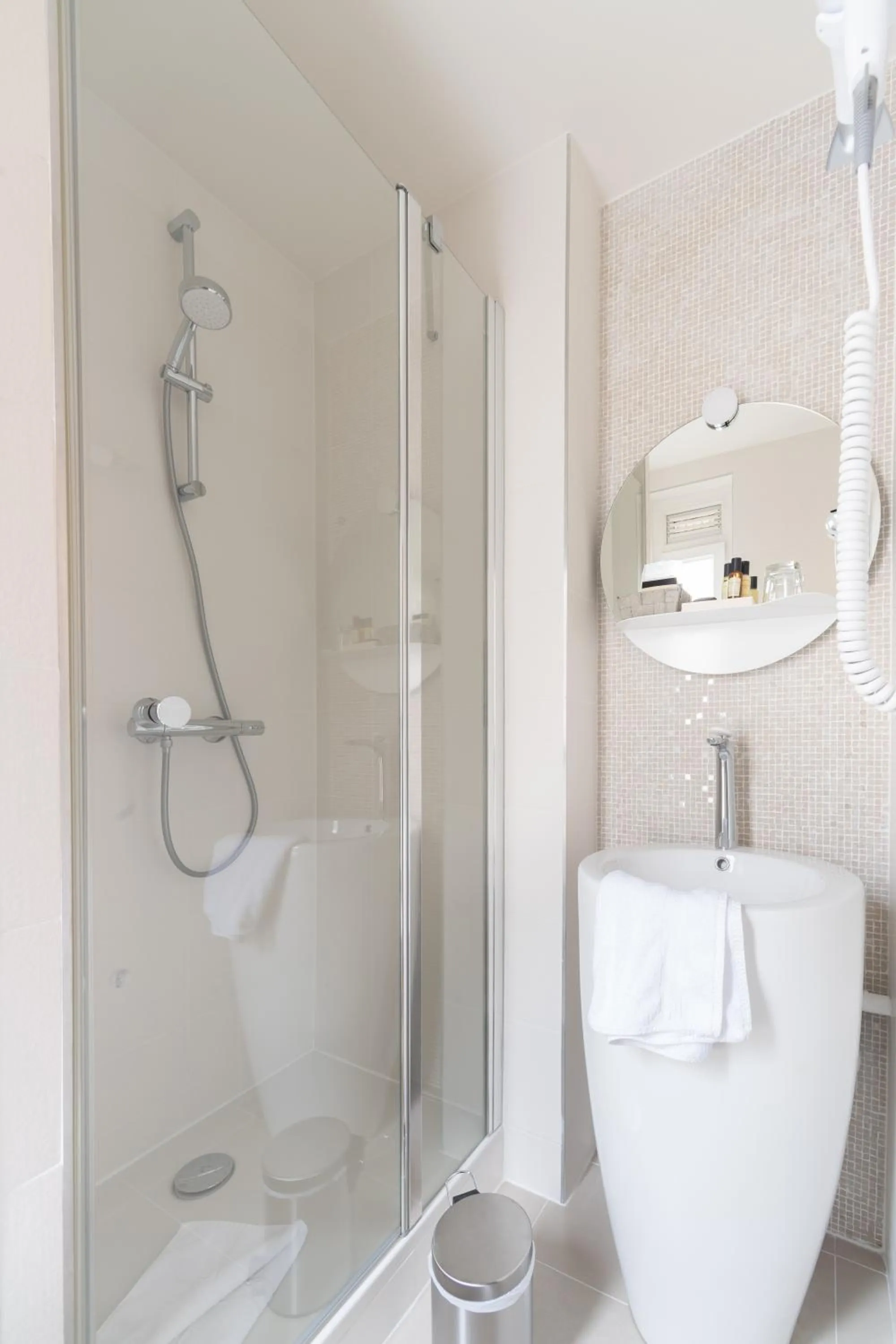 Toilet in Queens Boutique Hotel