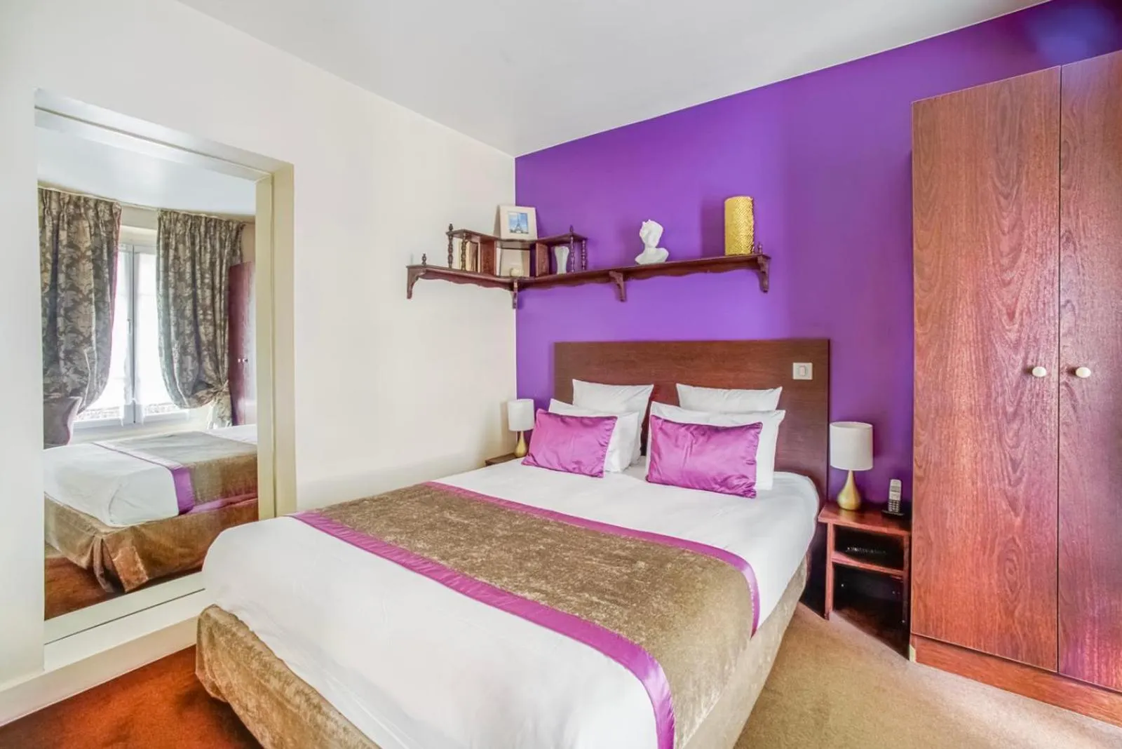 Bed in Queens Boutique Hotel