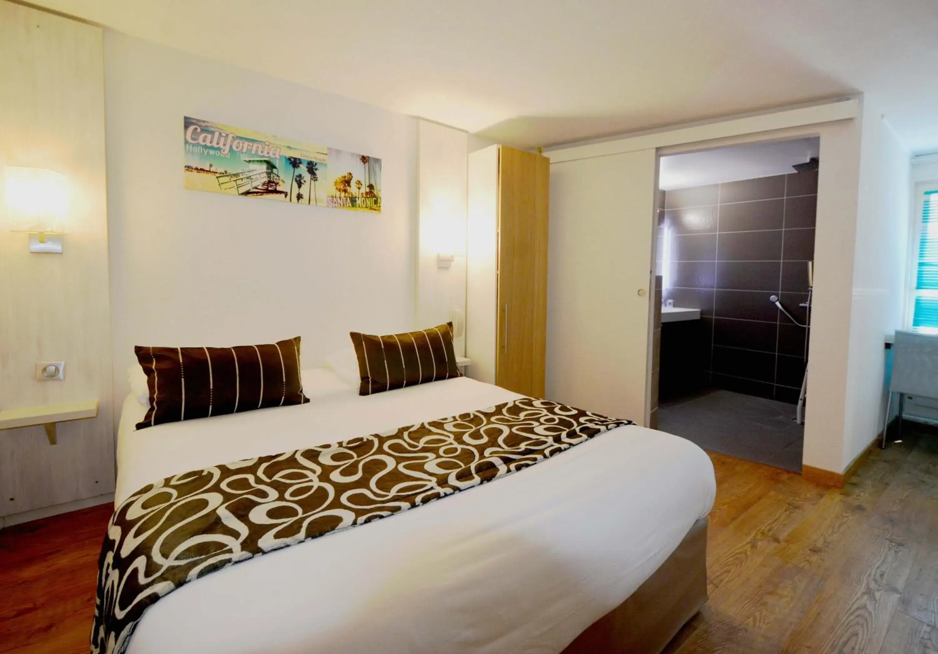 Bedroom, Bed in Logis - Hôtel & Restaurant des Lacs Paris Sud Bedroom, Bed in Logis - Hôtel & Restaurant des Lacs Paris Sud