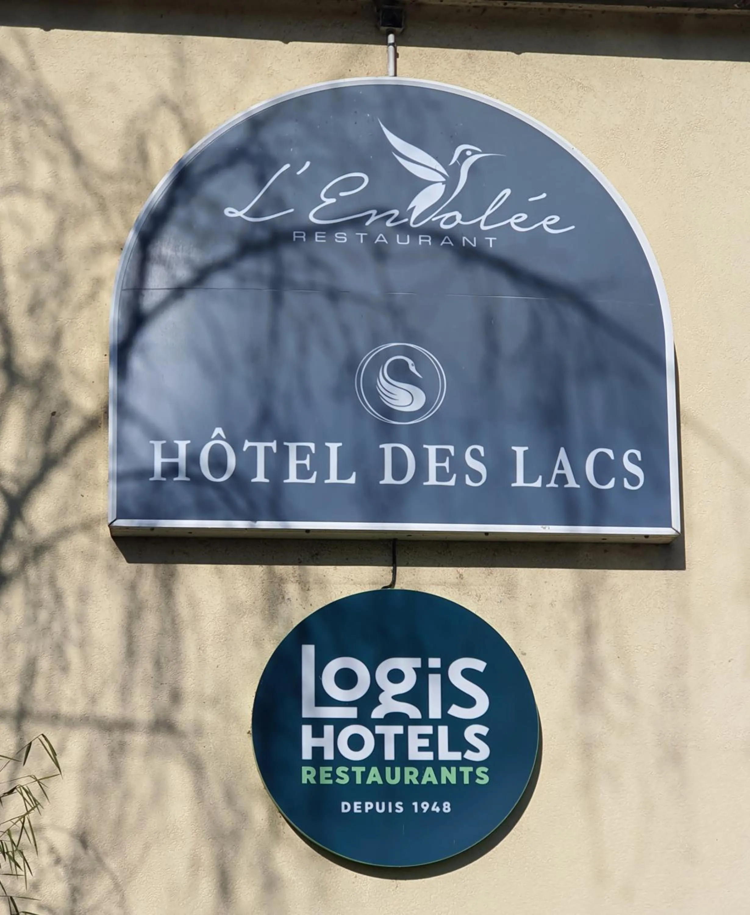 Property logo or sign in Logis - Hôtel & Restaurant des Lacs Paris Sud