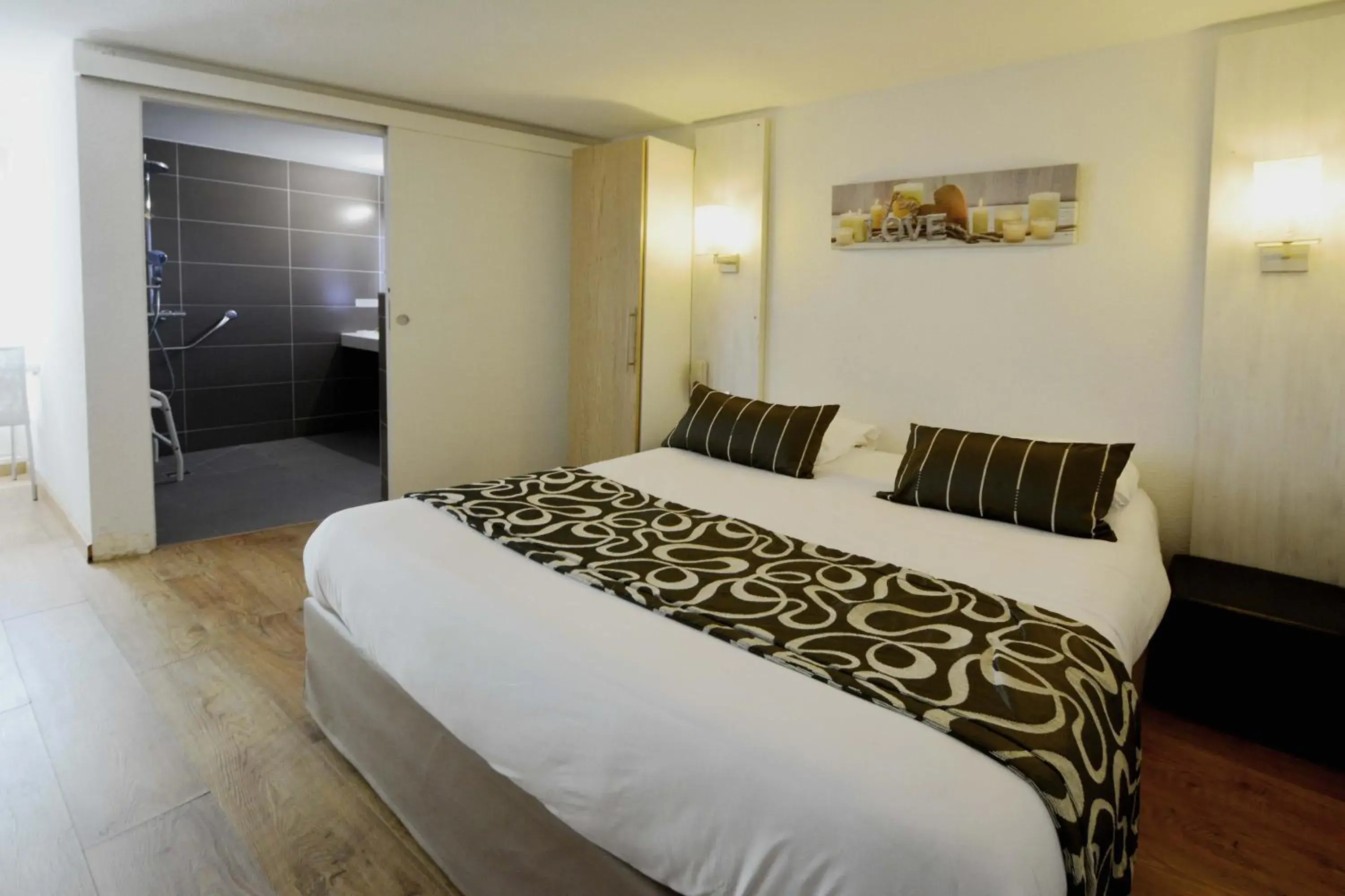 Bedroom, Bed in Logis - Hôtel & Restaurant des Lacs Paris Sud Bedroom, Bed in Logis - Hôtel & Restaurant des Lacs Paris Sud