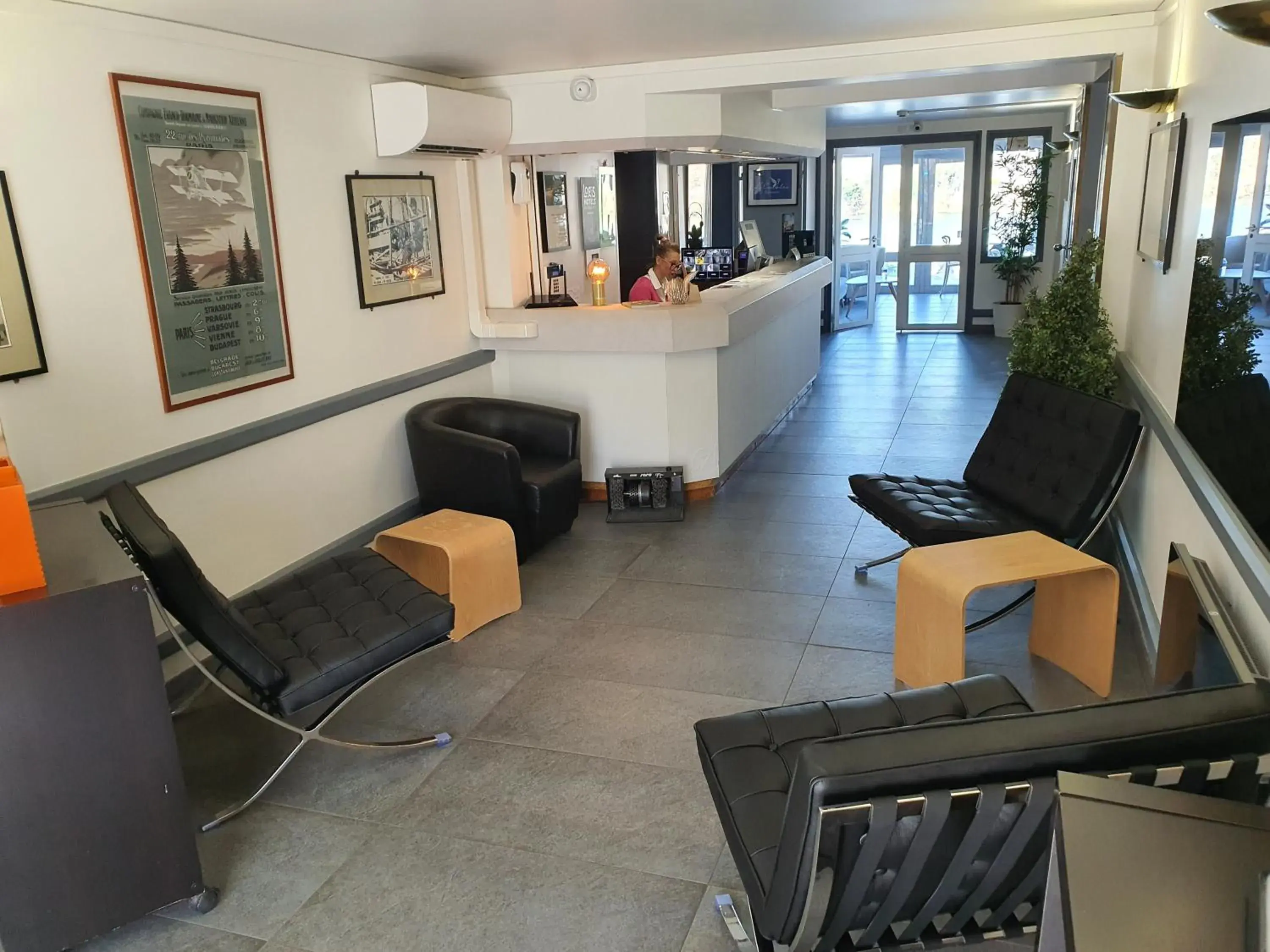 Lobby or reception in Logis - Hôtel & Restaurant des Lacs Paris Sud Lobby or reception in Logis - Hôtel & Restaurant des Lacs Paris Sud