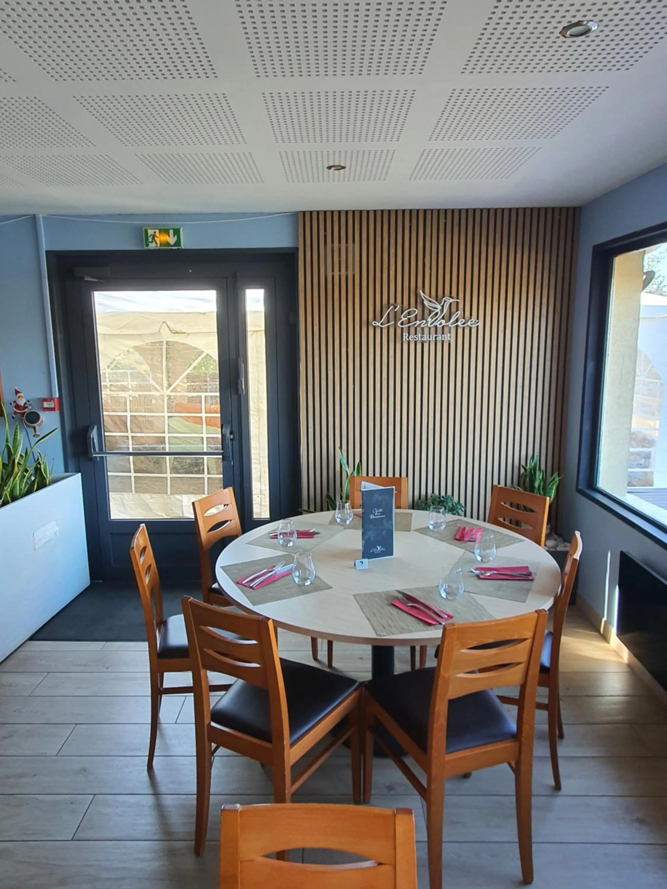 Restaurant/places to eat in Logis - Hôtel & Restaurant des Lacs Paris Sud