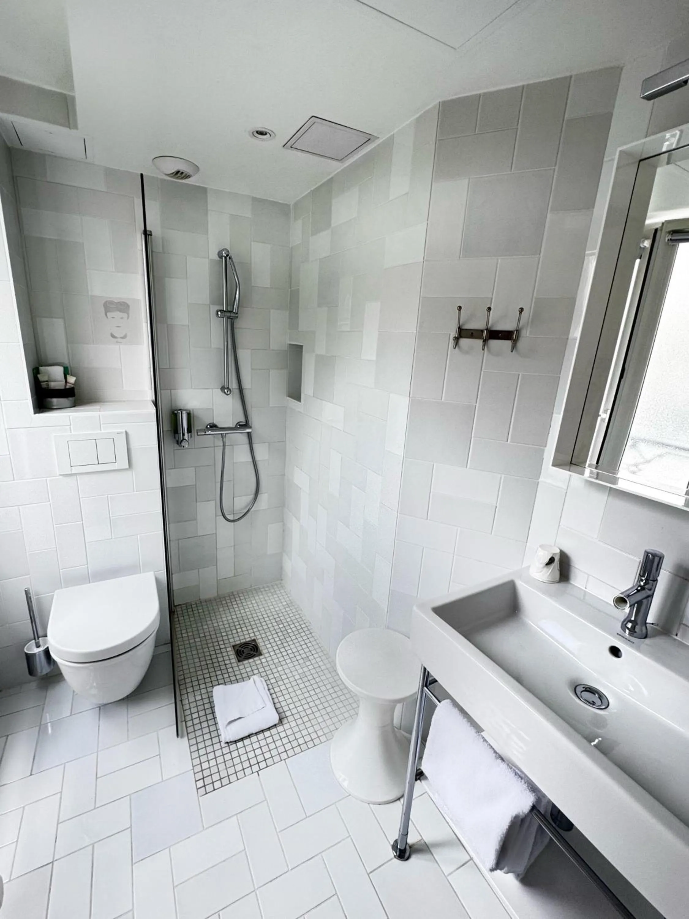 Shower in Hôtel Mistral