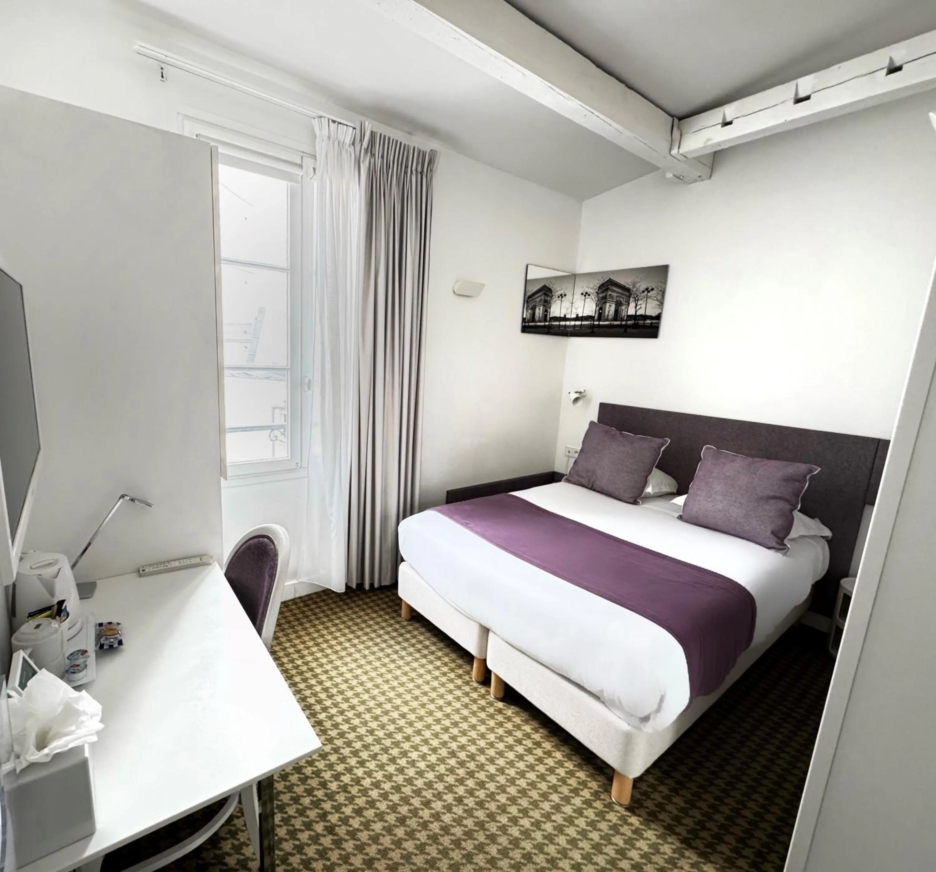 Photo of the whole room, Bed in Hôtel Mistral