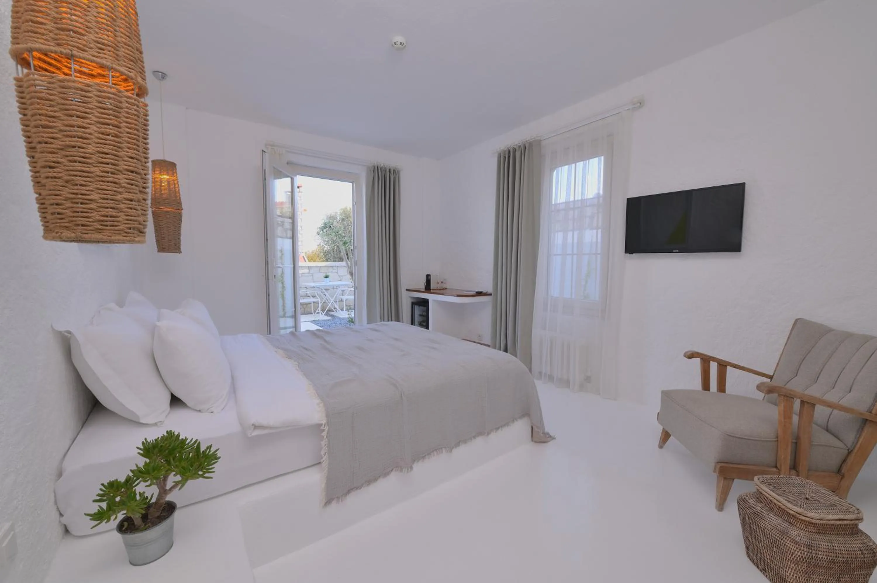 Photo of the whole room, Bed in Peremere Alacati Otel