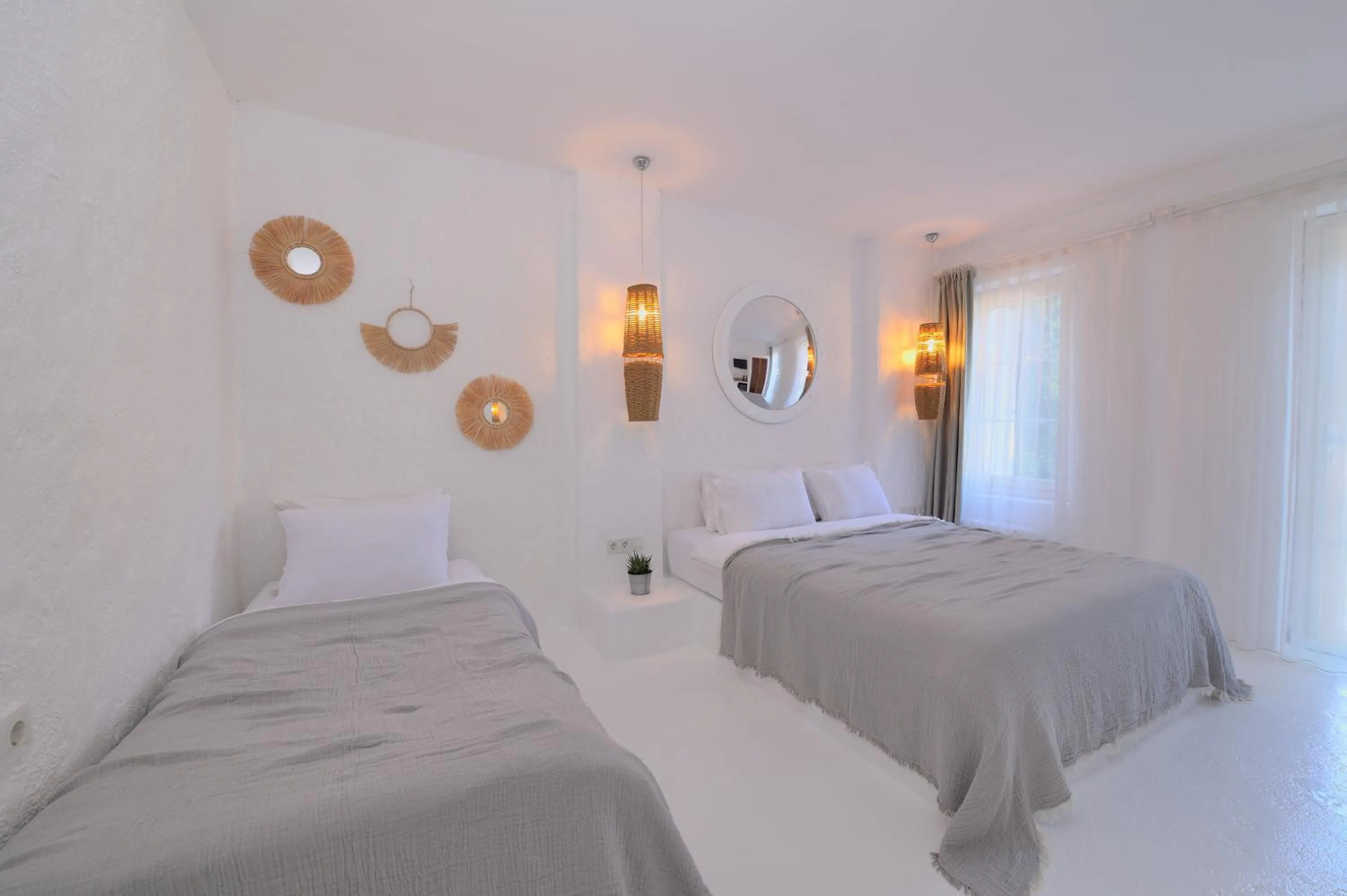 Photo of the whole room, Bed in Peremere Alacati Otel