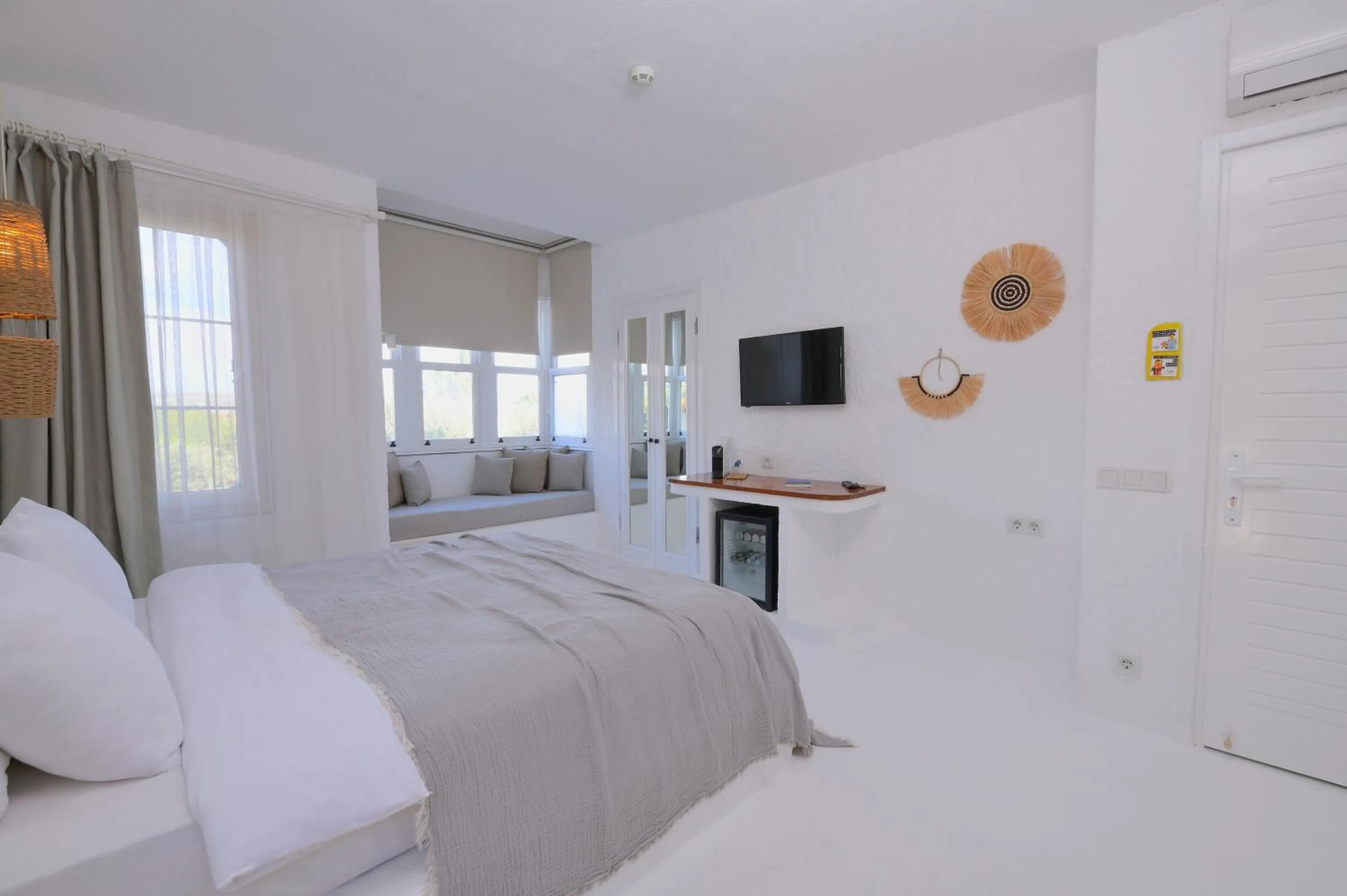 Photo of the whole room, Bed in Peremere Alacati Otel