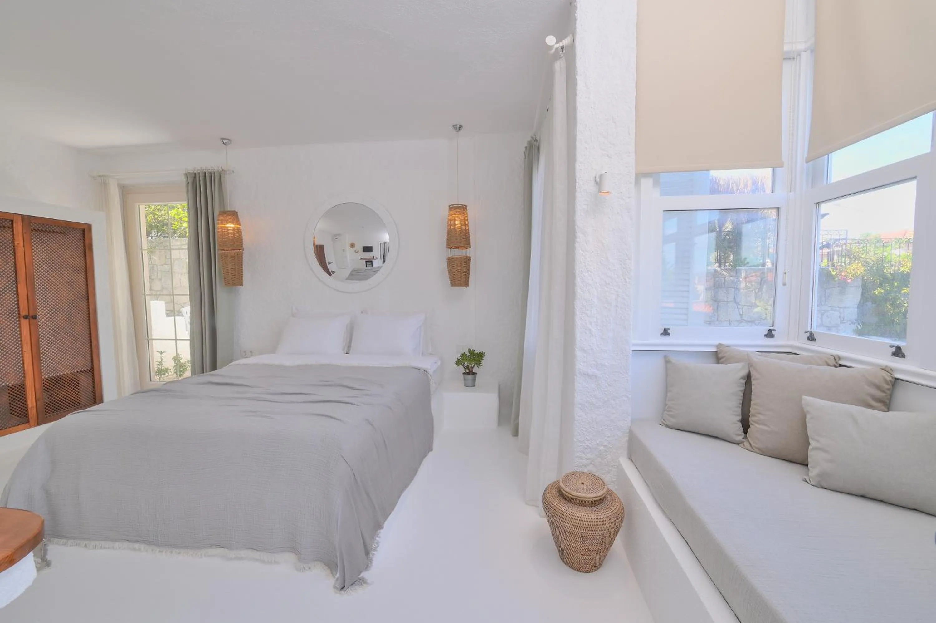 Photo of the whole room, Bed in Peremere Alacati Otel